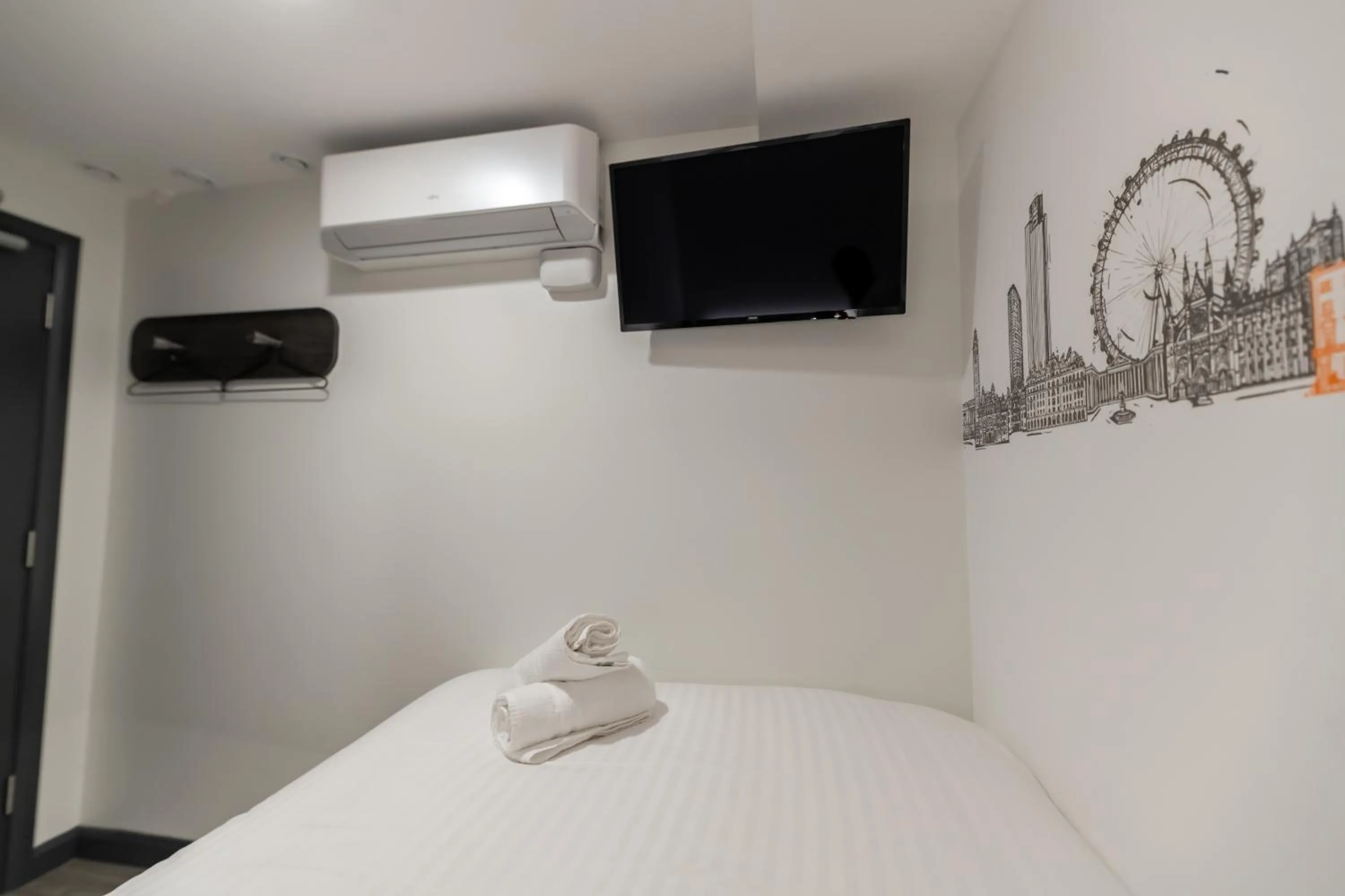 Bedroom, Bed in easyHotel Victoria