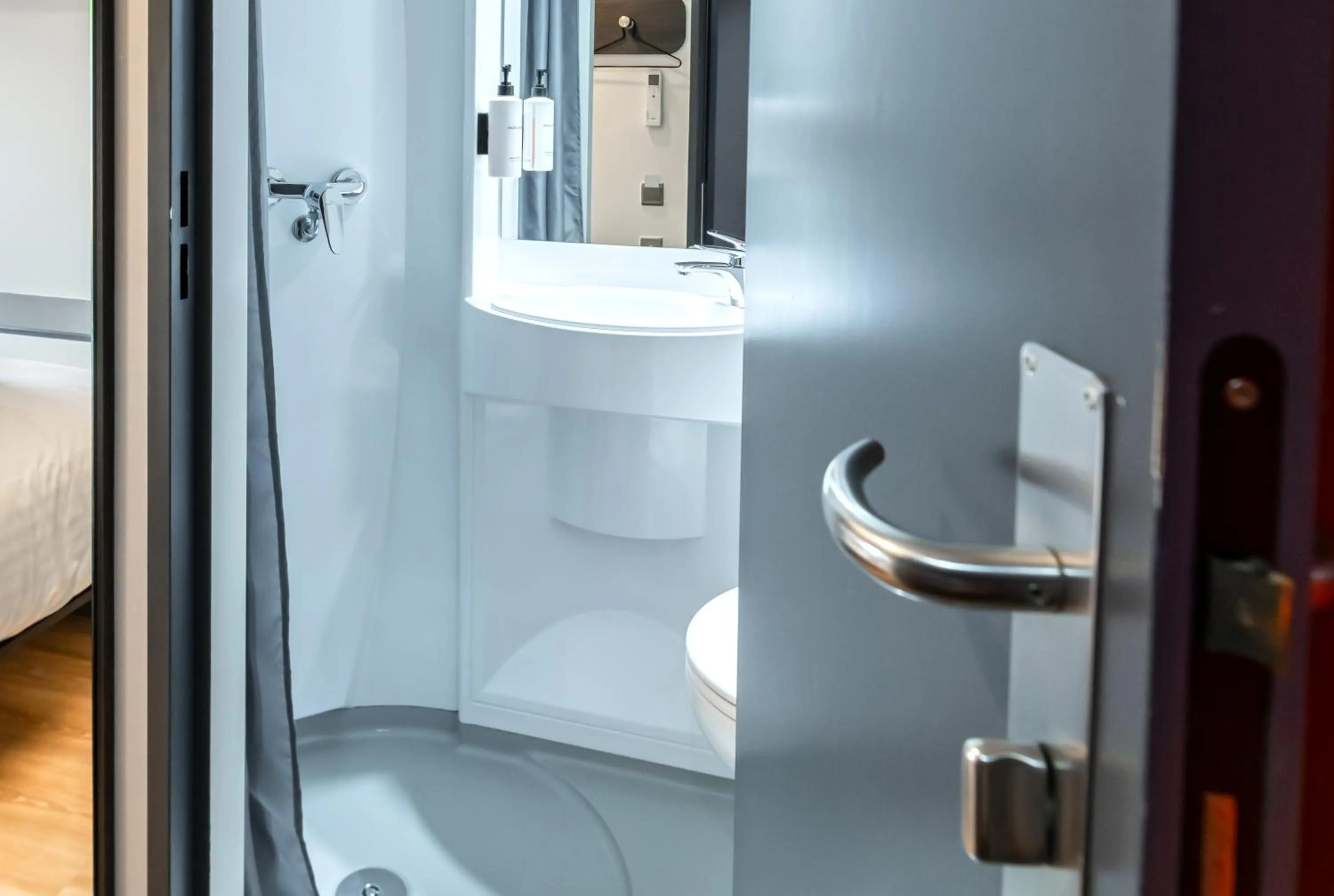 Shower in easyHotel Victoria