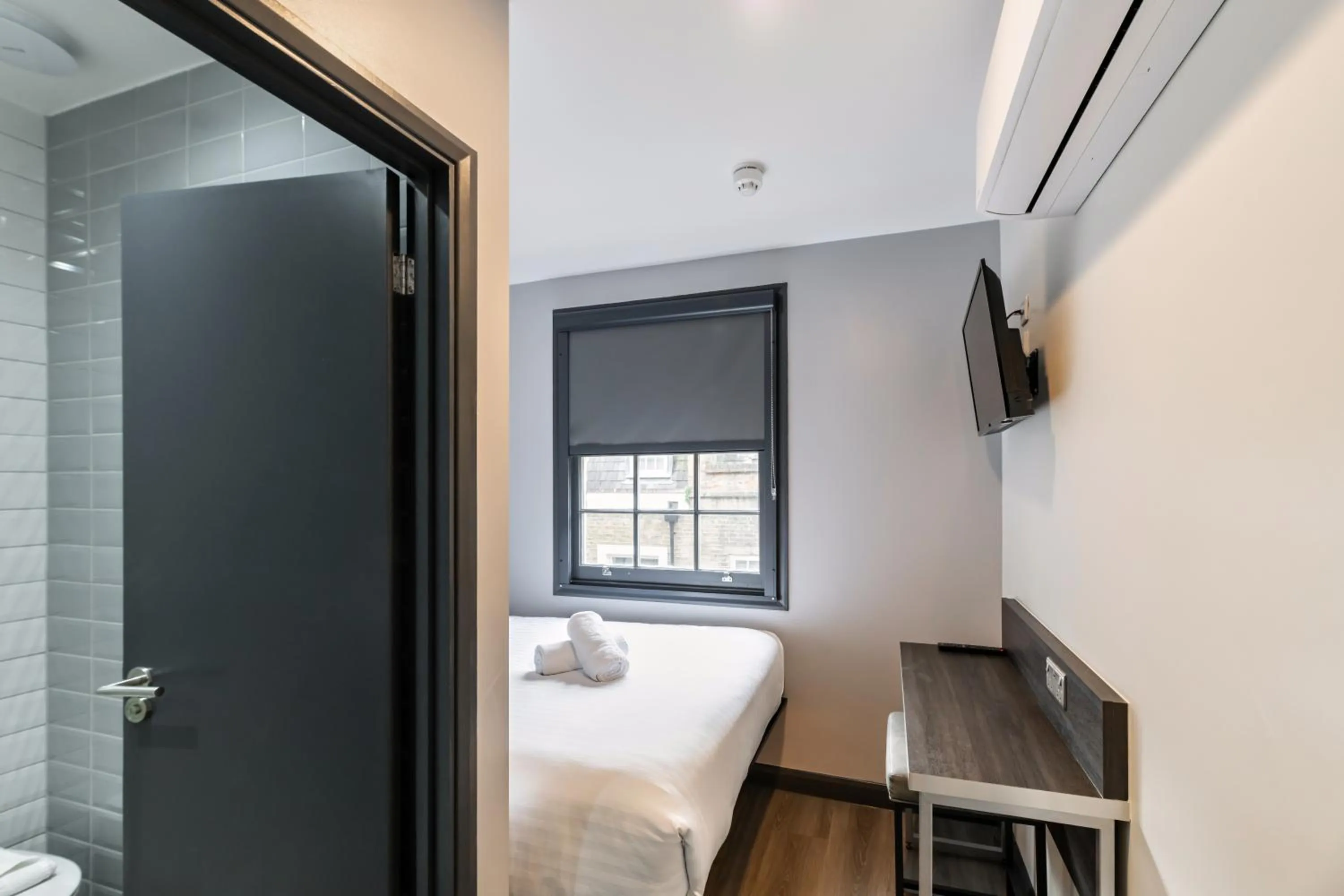 Bedroom, Bed in easyHotel Victoria