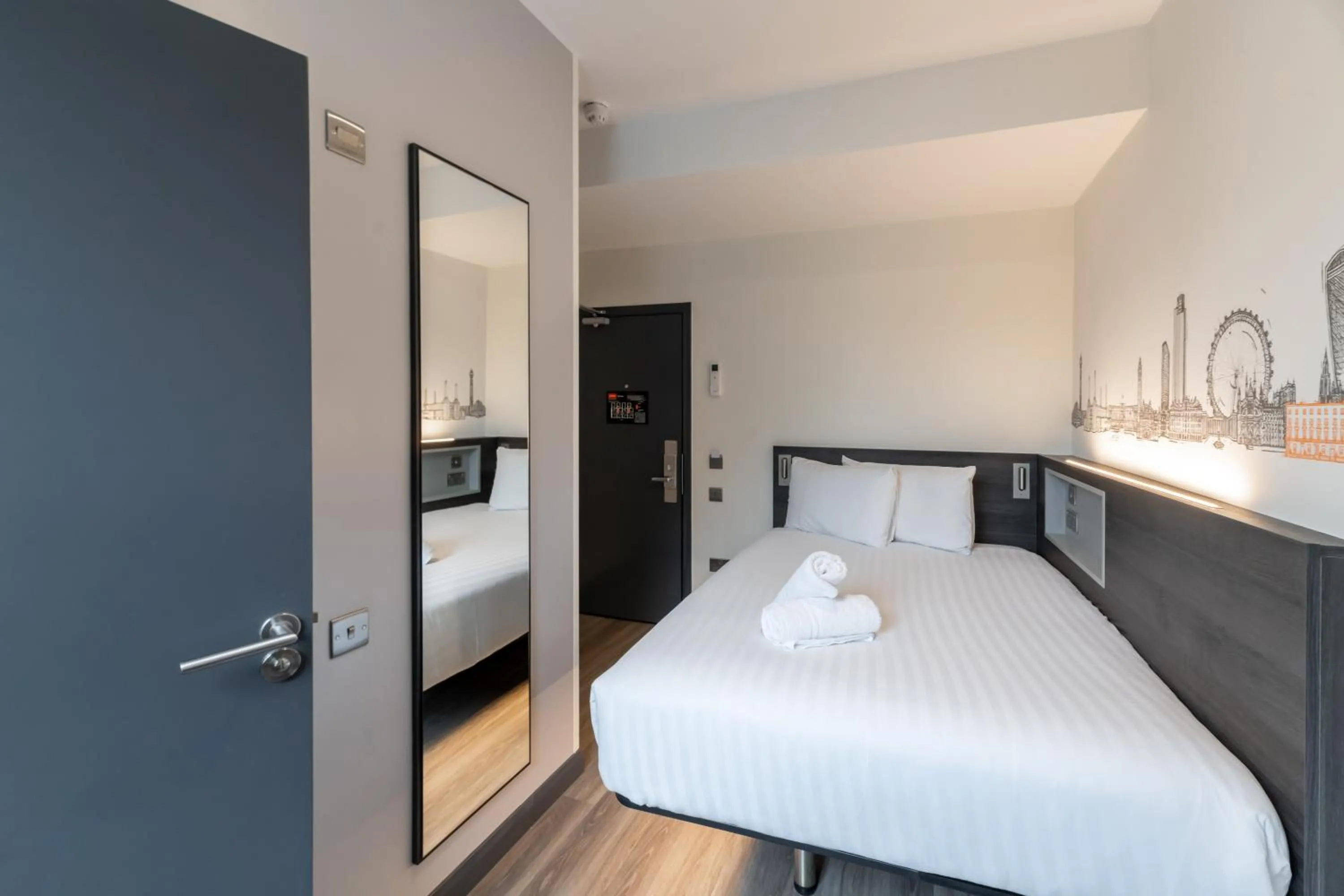 Bedroom, Bed in easyHotel Victoria