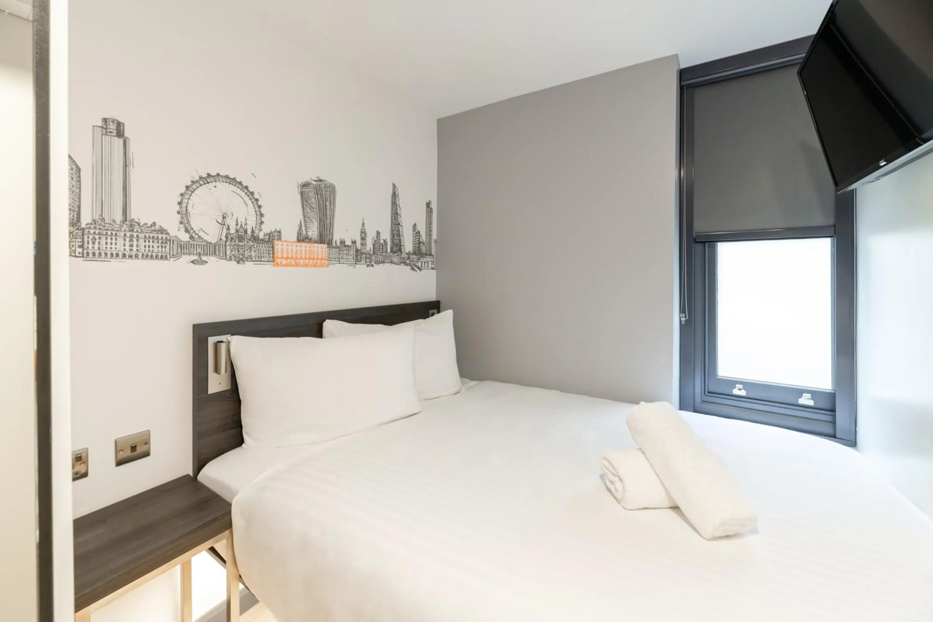 Bedroom, Bed in easyHotel Victoria