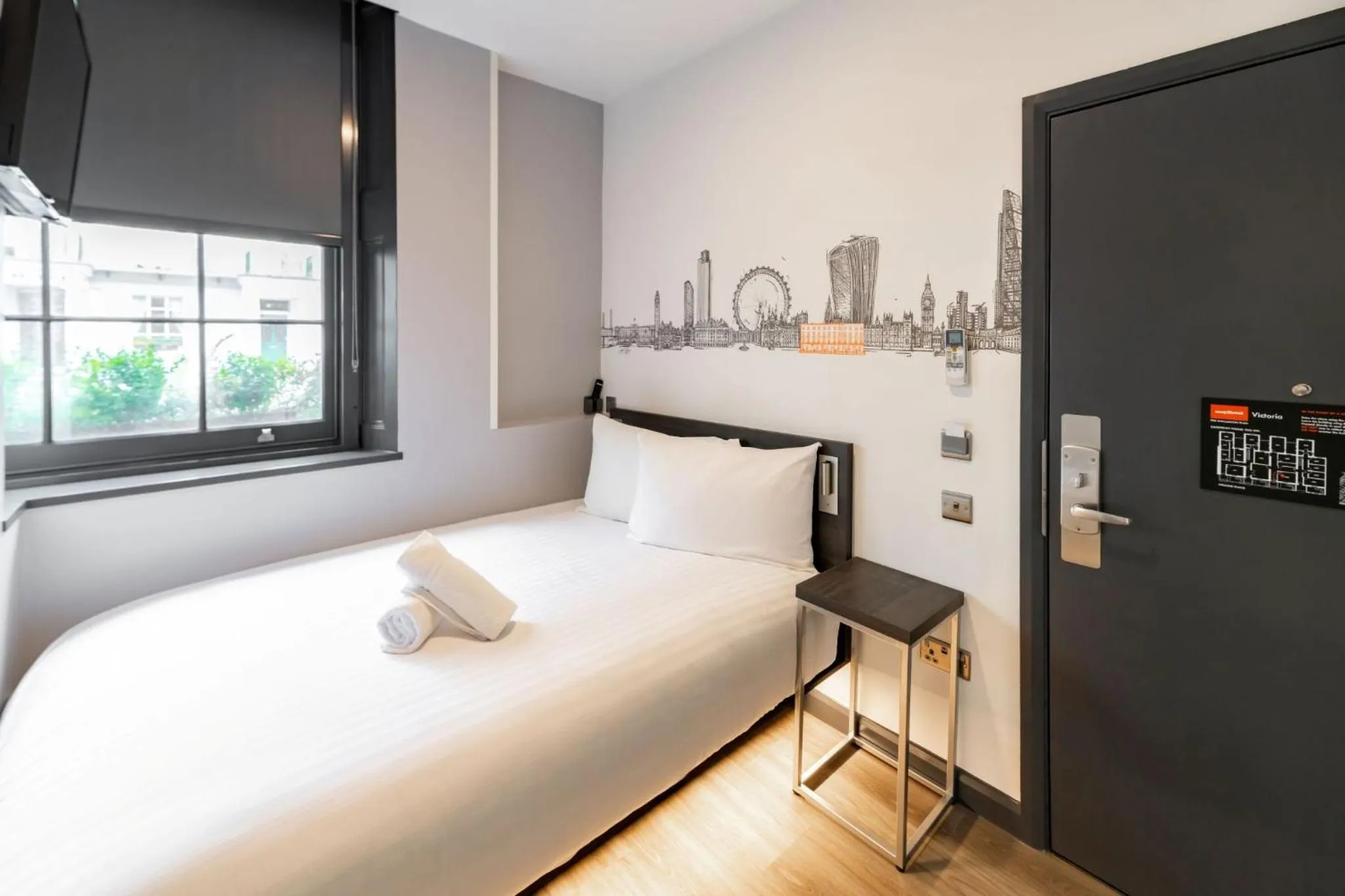 Bedroom, Bed in easyHotel Victoria