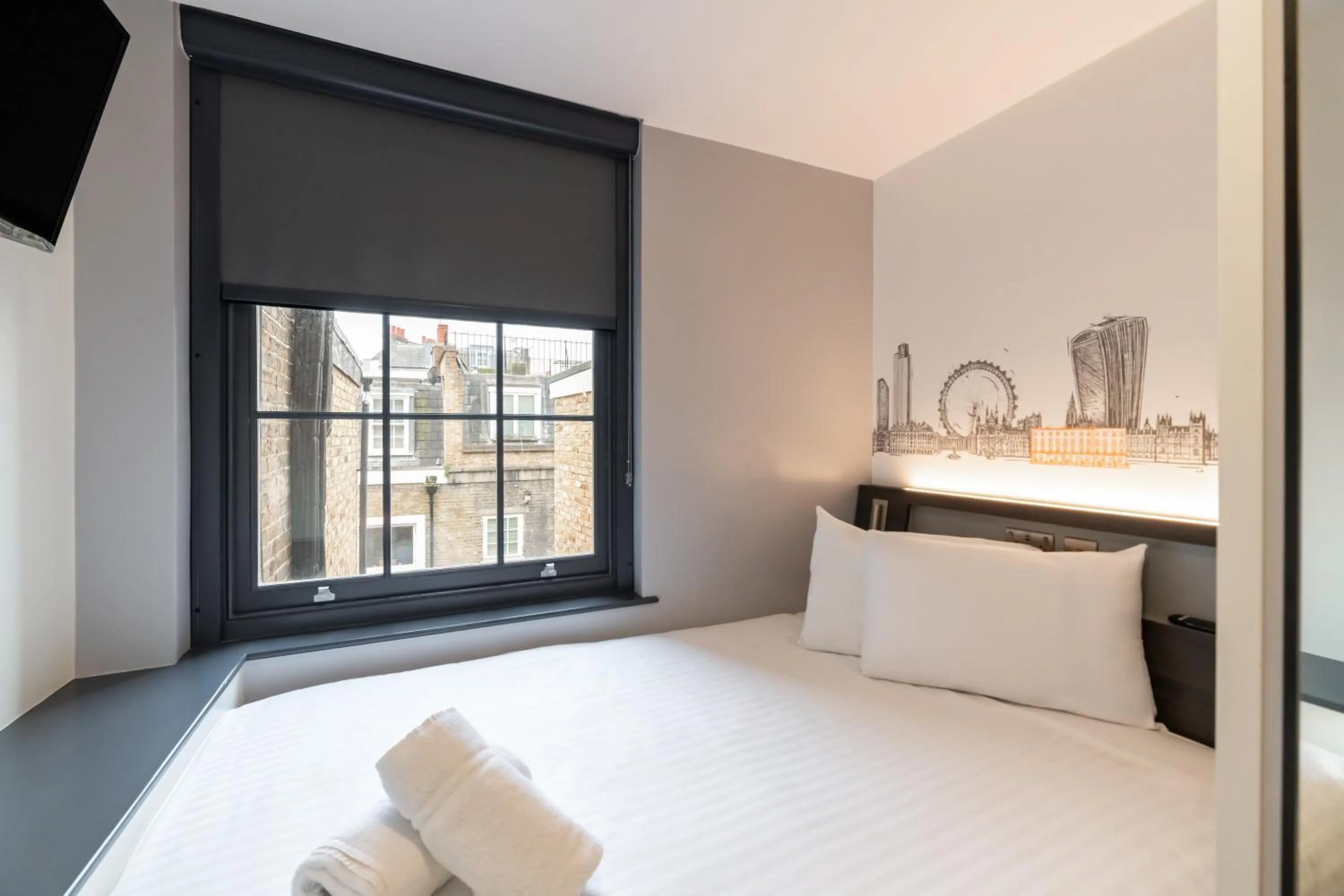 Bed in easyHotel Victoria