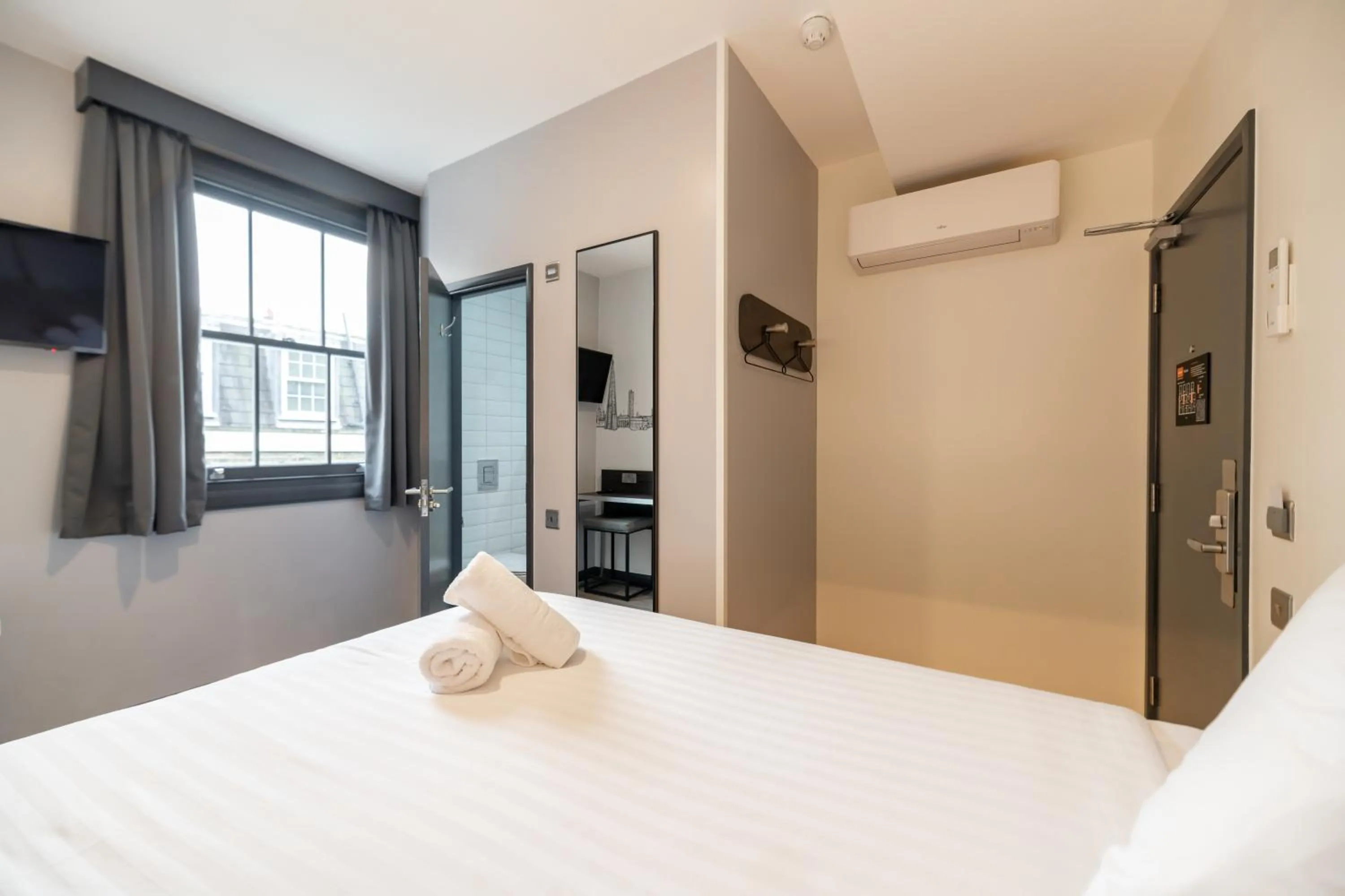 Photo of the whole room, Bed in easyHotel Victoria