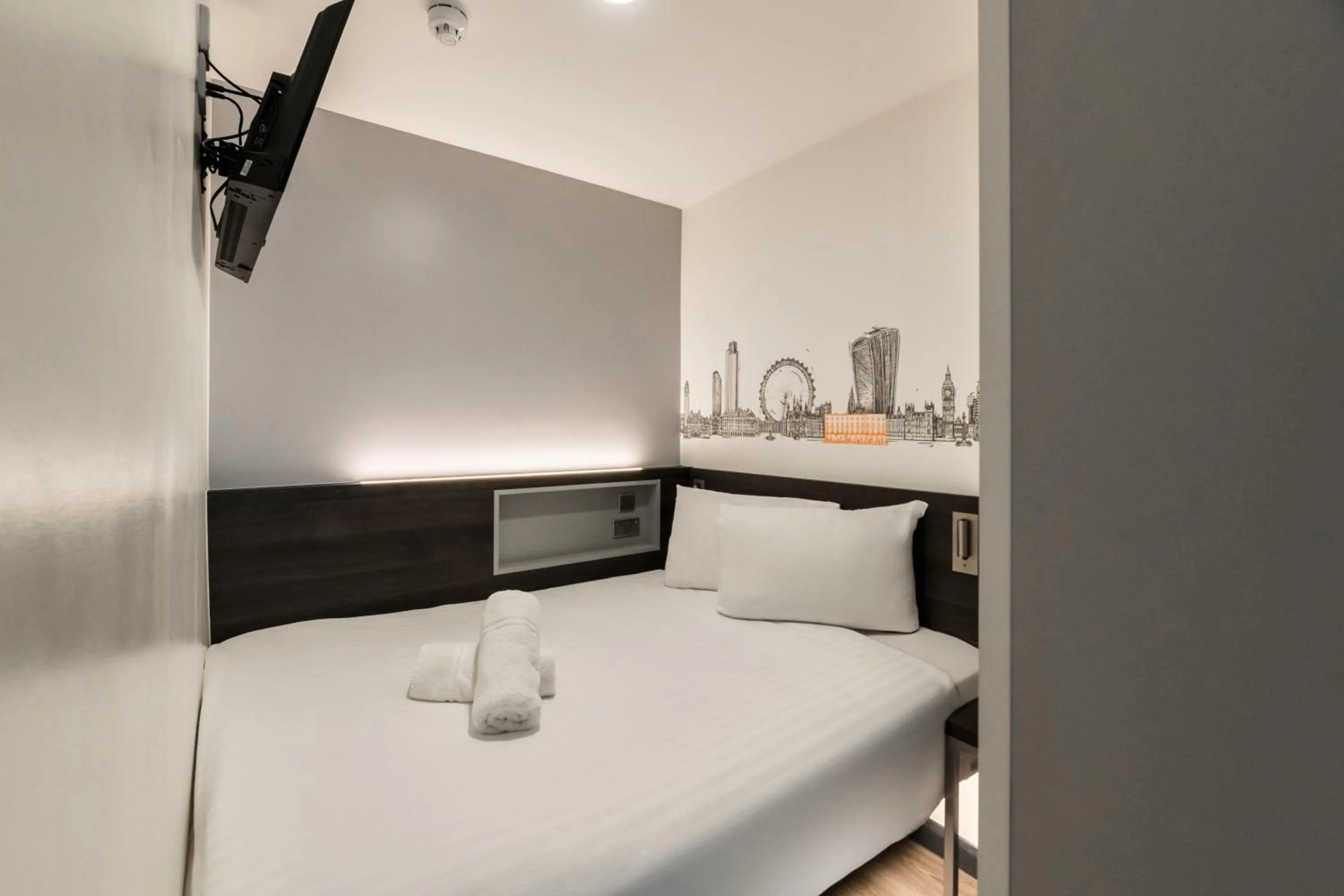 Bed in easyHotel Victoria