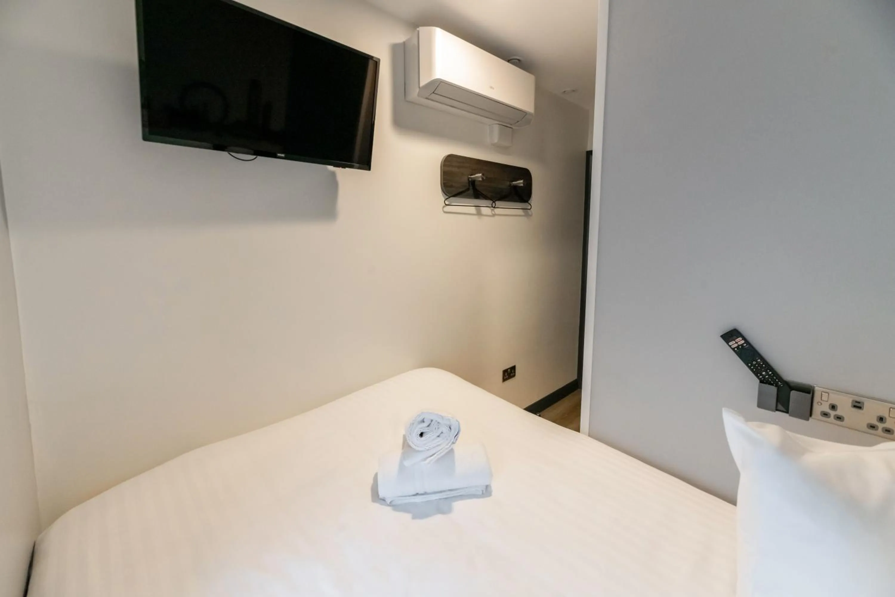 TV and multimedia, Bed in easyHotel Victoria
