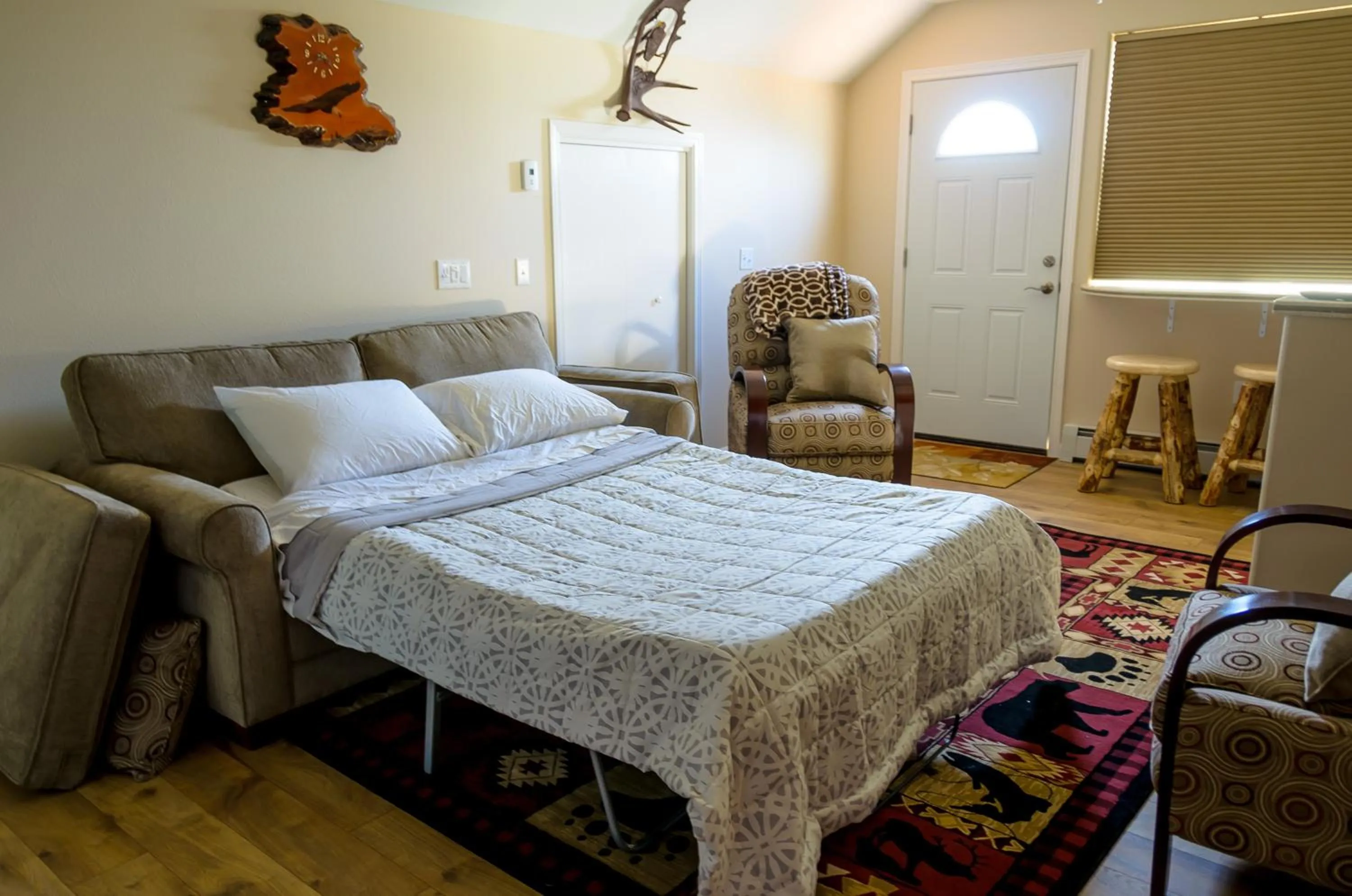Living room, Bed in Eagle's Eye Vacation Rentals