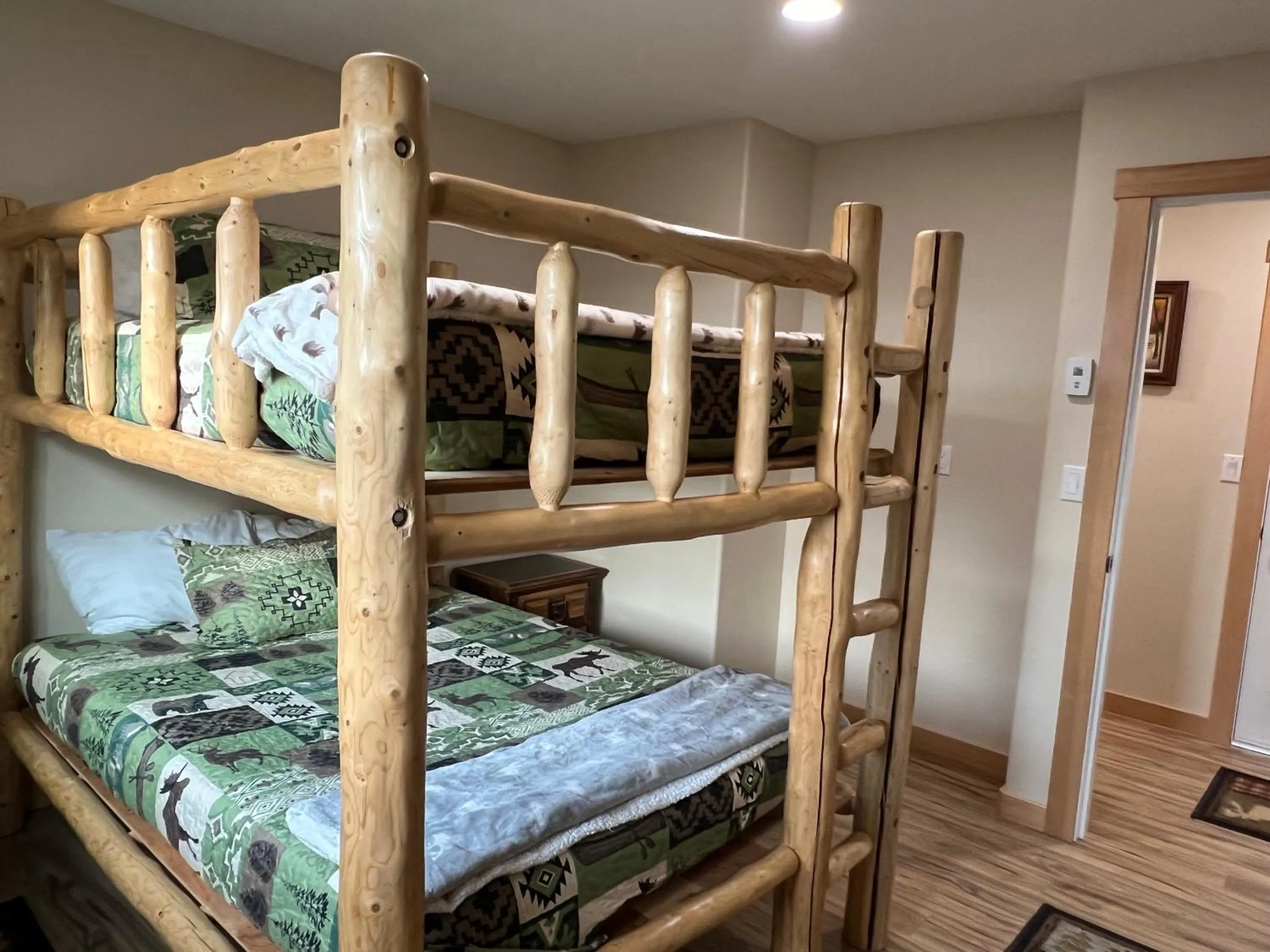 Bedroom, Bed in Eagle's Eye Vacation Rentals