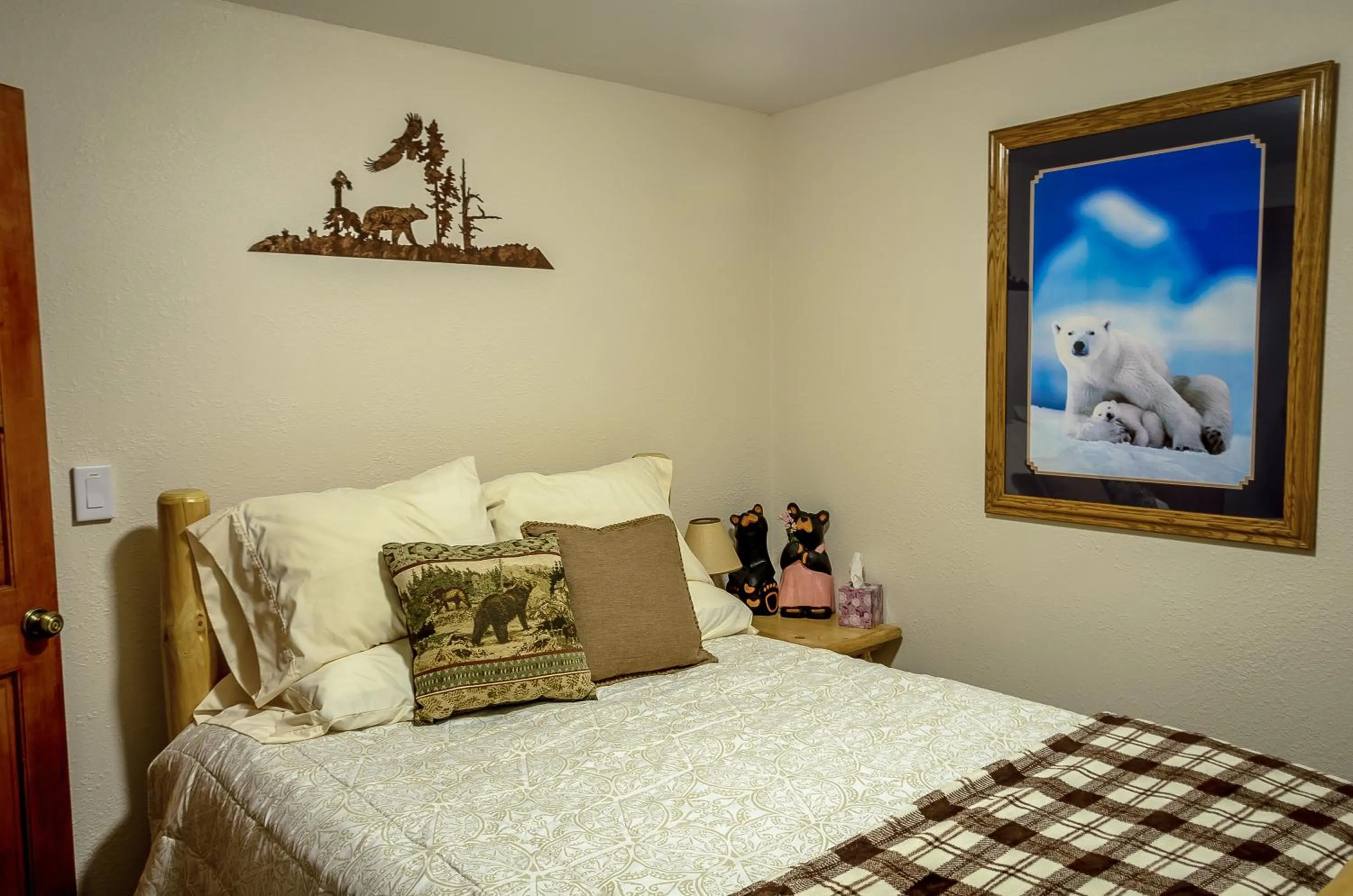 Bedroom, Bed in Eagle's Eye Vacation Rentals