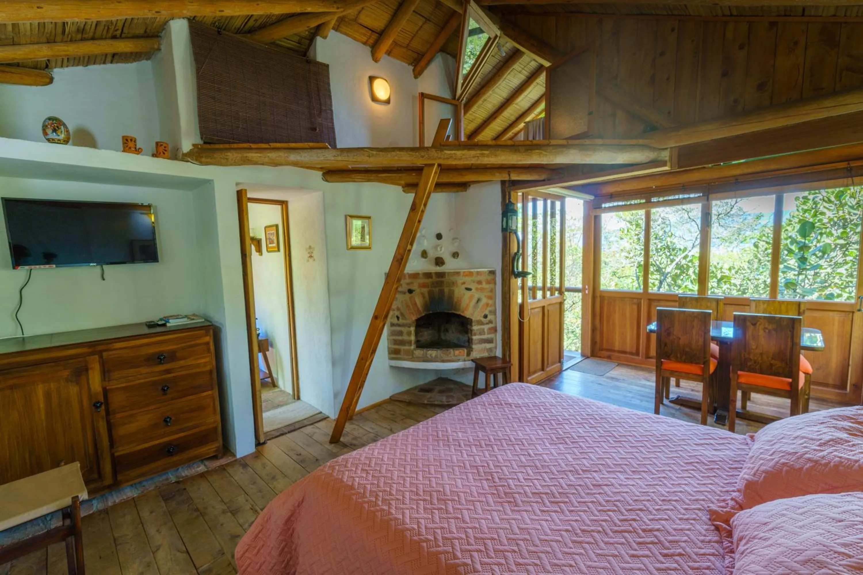 Photo of the whole room, Bed in Renacer
