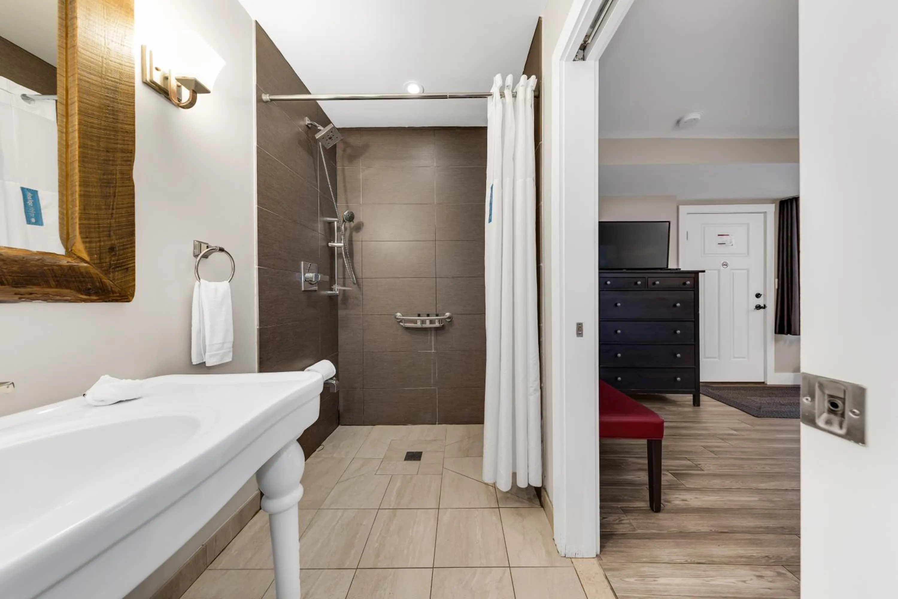 Bathroom, Bed in Lake Placid Inn: Residences
