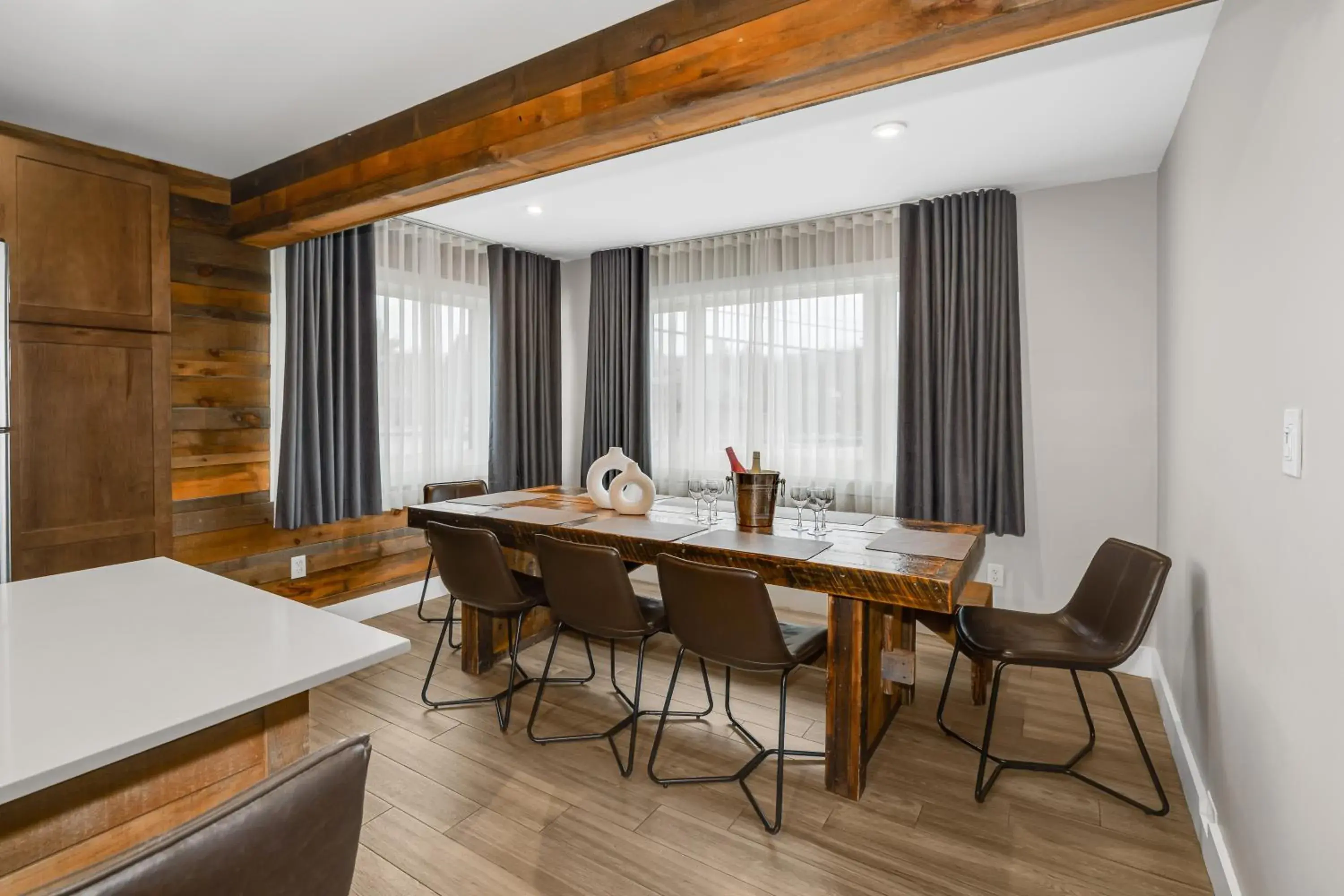 Seating area in Lake Placid Inn: Residences Seating area in Lake Placid Inn: Residences