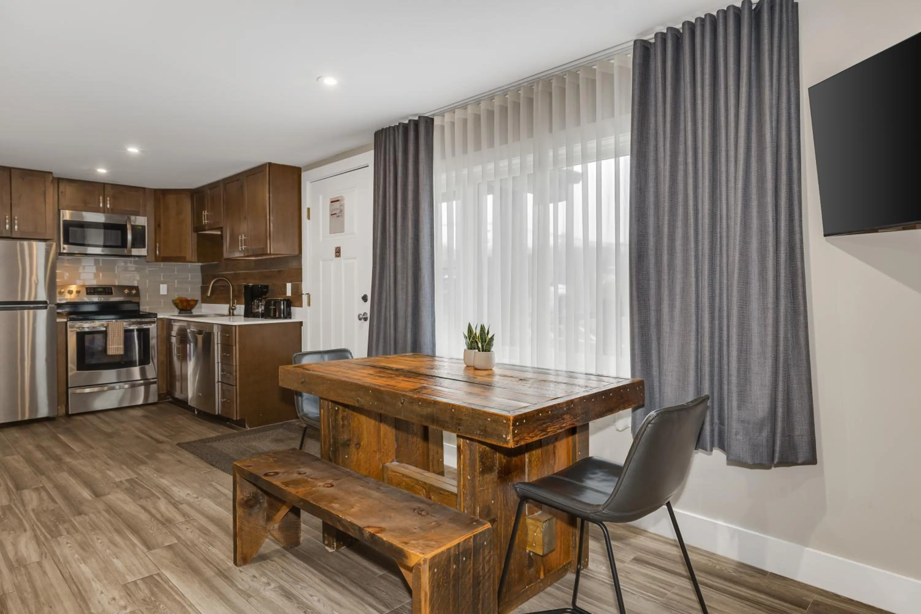 stove in Lake Placid Inn: Residences