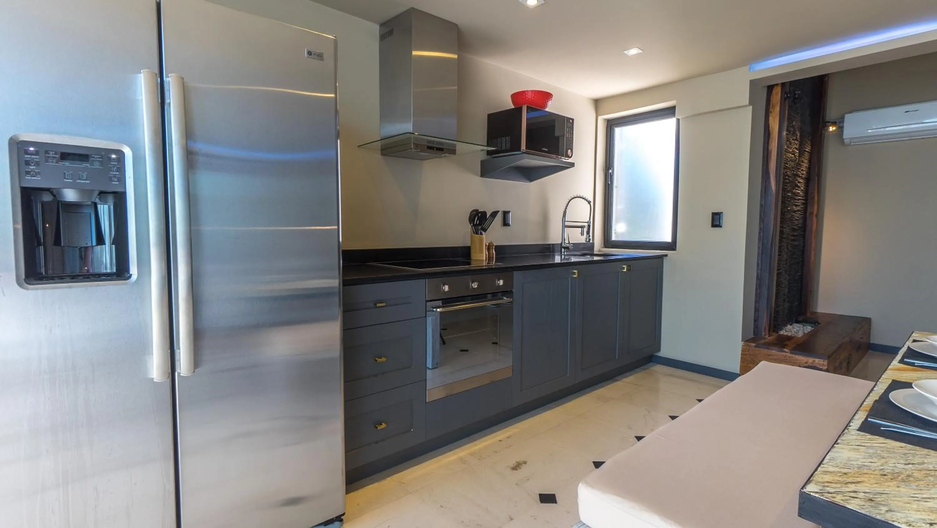 Kitchen or kitchenette in Lotus Midtown Apartments by BVR