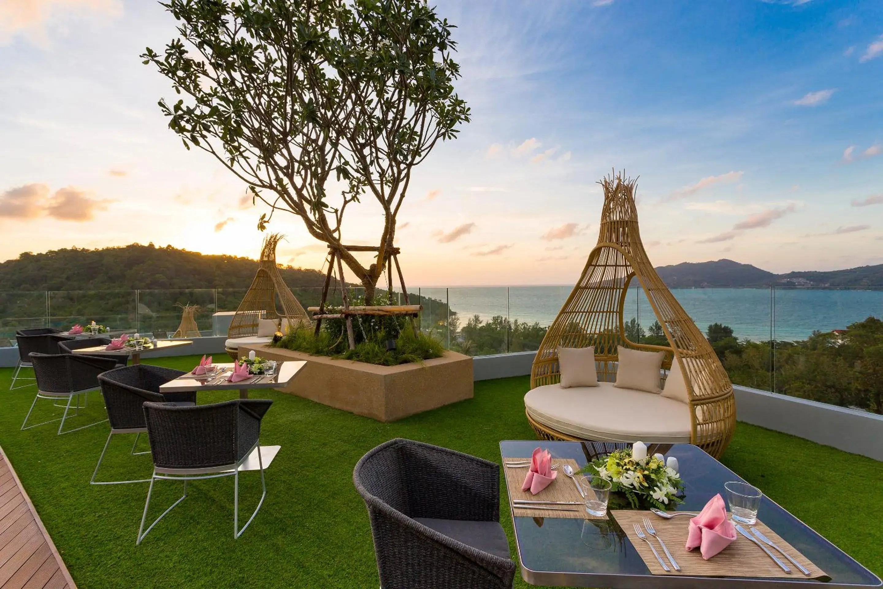 Restaurant/places to eat in Crest Resort & Pool Villas - SHA Extra Plus Restaurant/places to eat in Crest Resort & Pool Villas - SHA Extra Plus