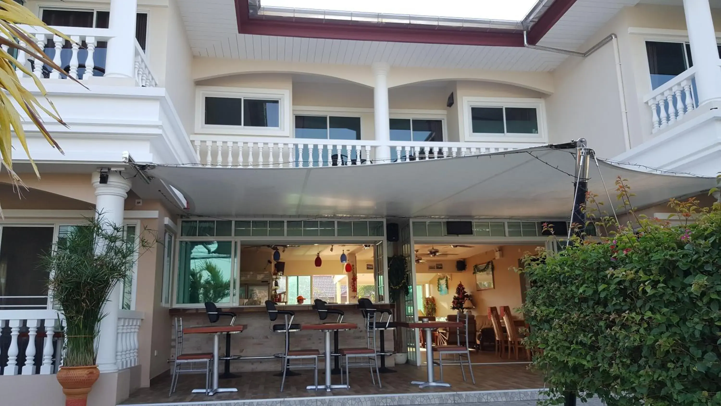 Facade/entrance in East Shore Pattaya Resort Facade/entrance in East Shore Pattaya Resort