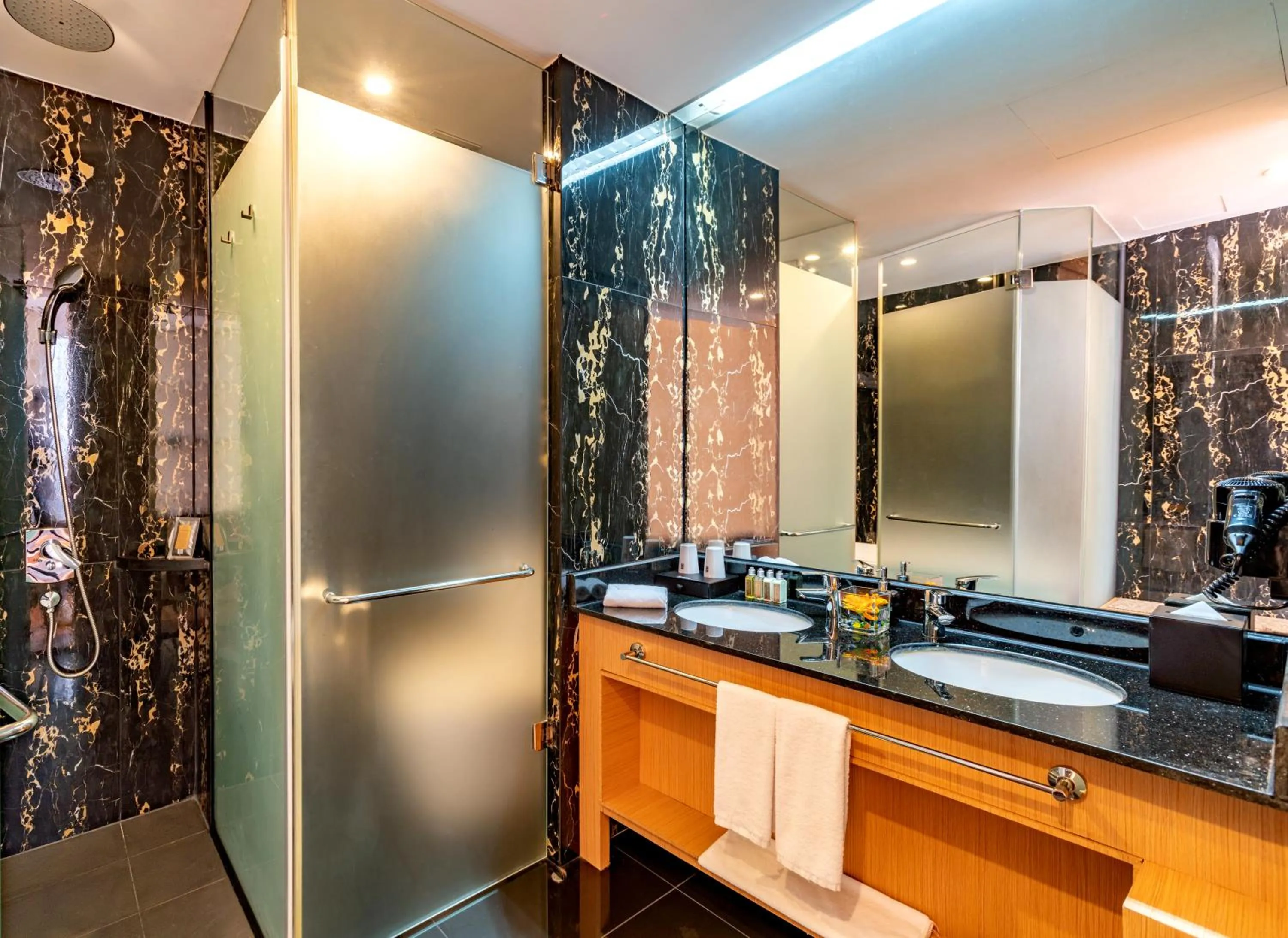 Shower in Bay Hotel Ho Chi Minh