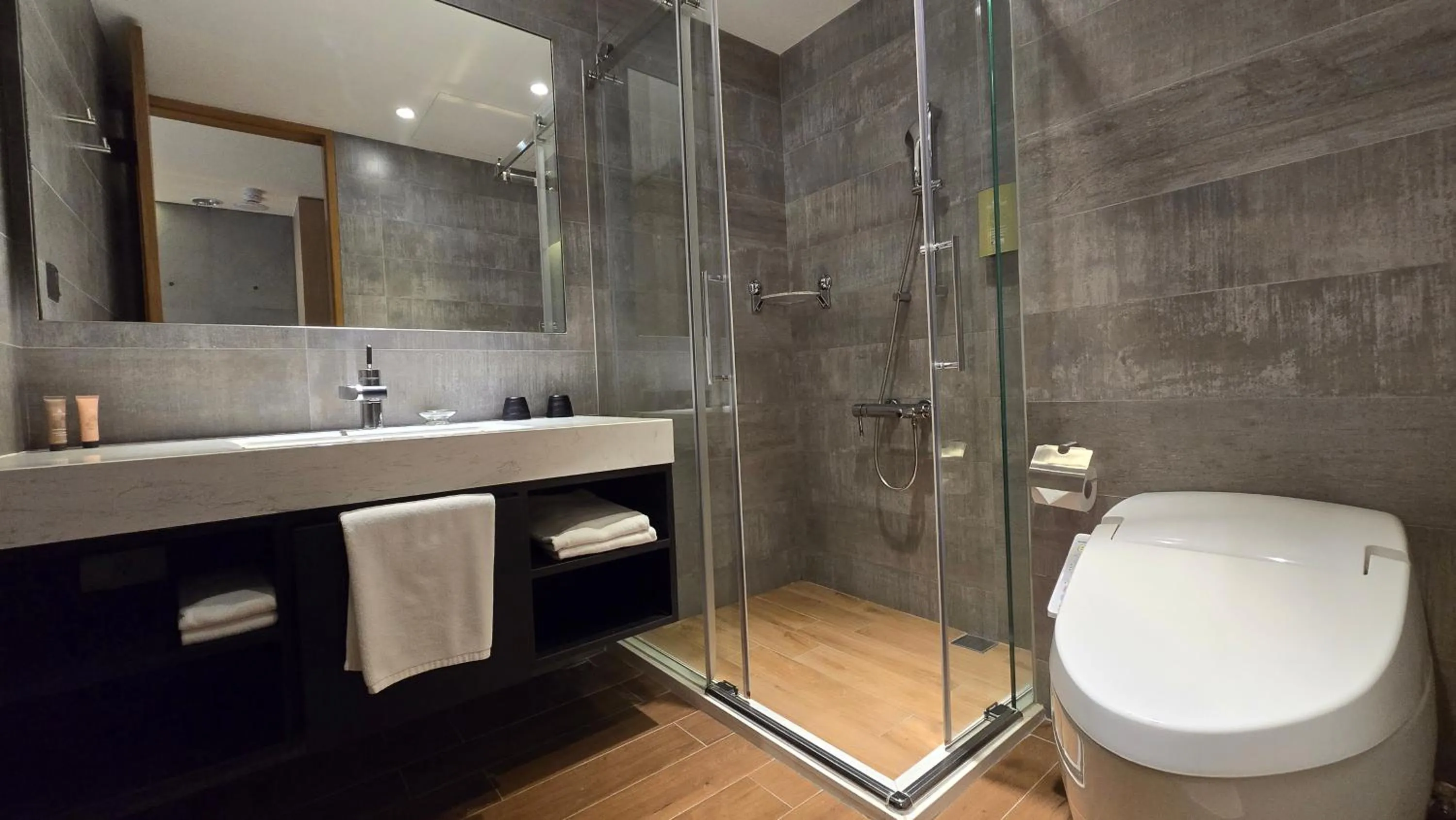 Bathroom in Hotel R14