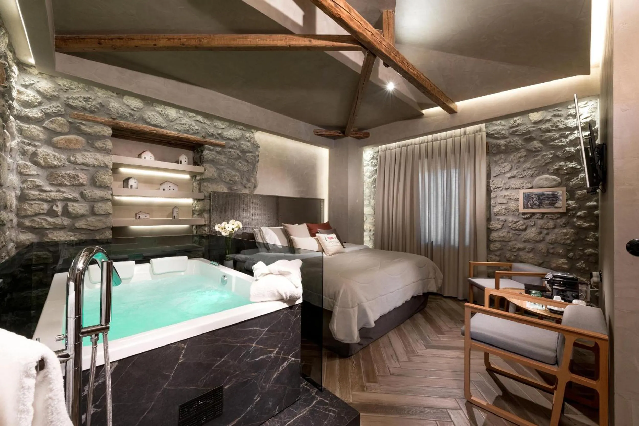 Hot Tub, Bed in Tsikeli Boutique Hotel Meteora - Adults Friendly