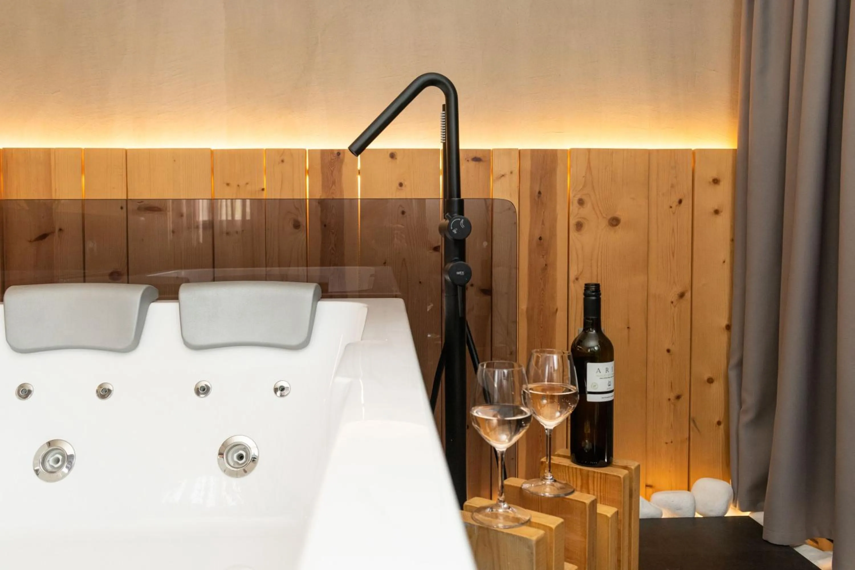 Hot Tub, Bed in Tsikeli Boutique Hotel Meteora - Adults Friendly