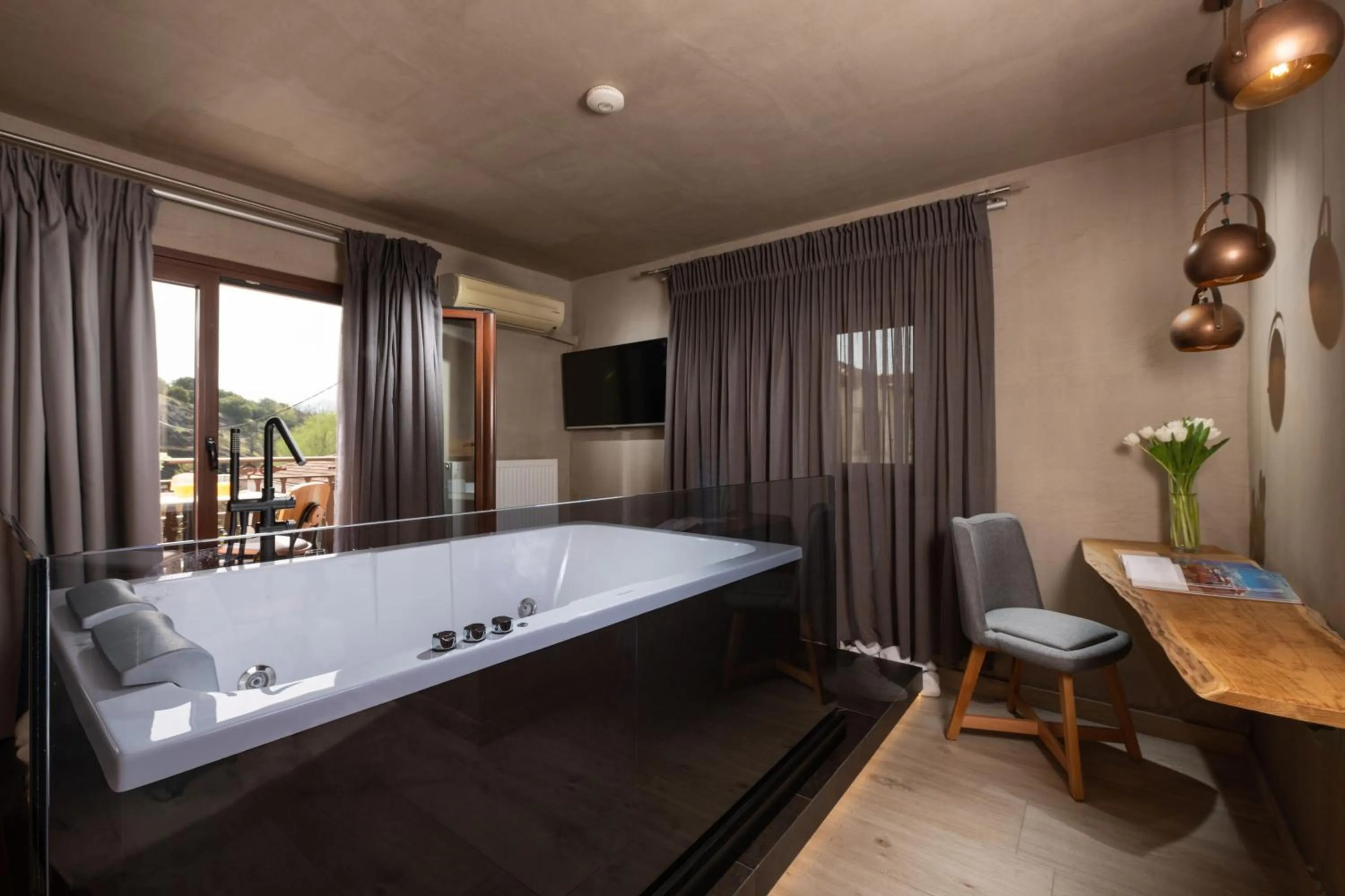 Hot Tub, Bed in Tsikeli Boutique Hotel Meteora - Adults Friendly