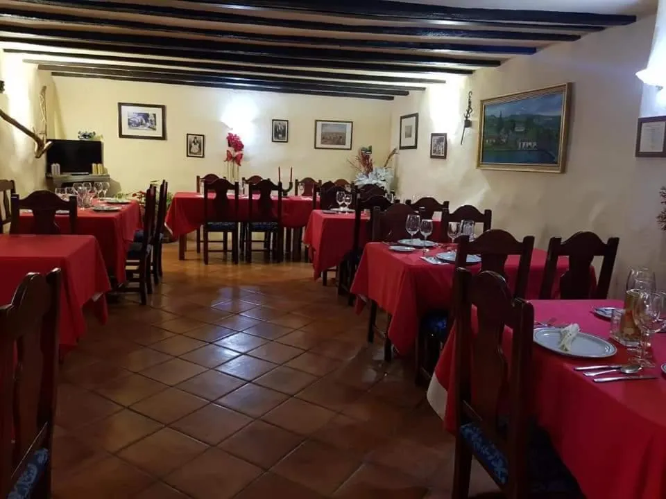 Restaurant/places to eat in Hotel Rural La Raya 1866