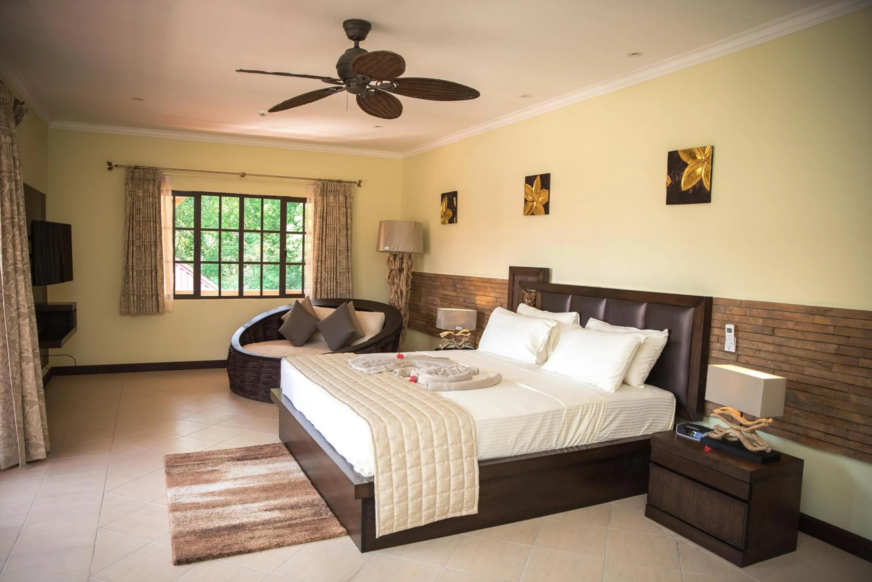 Bed in Oasis Hotel Restaurant & Spa