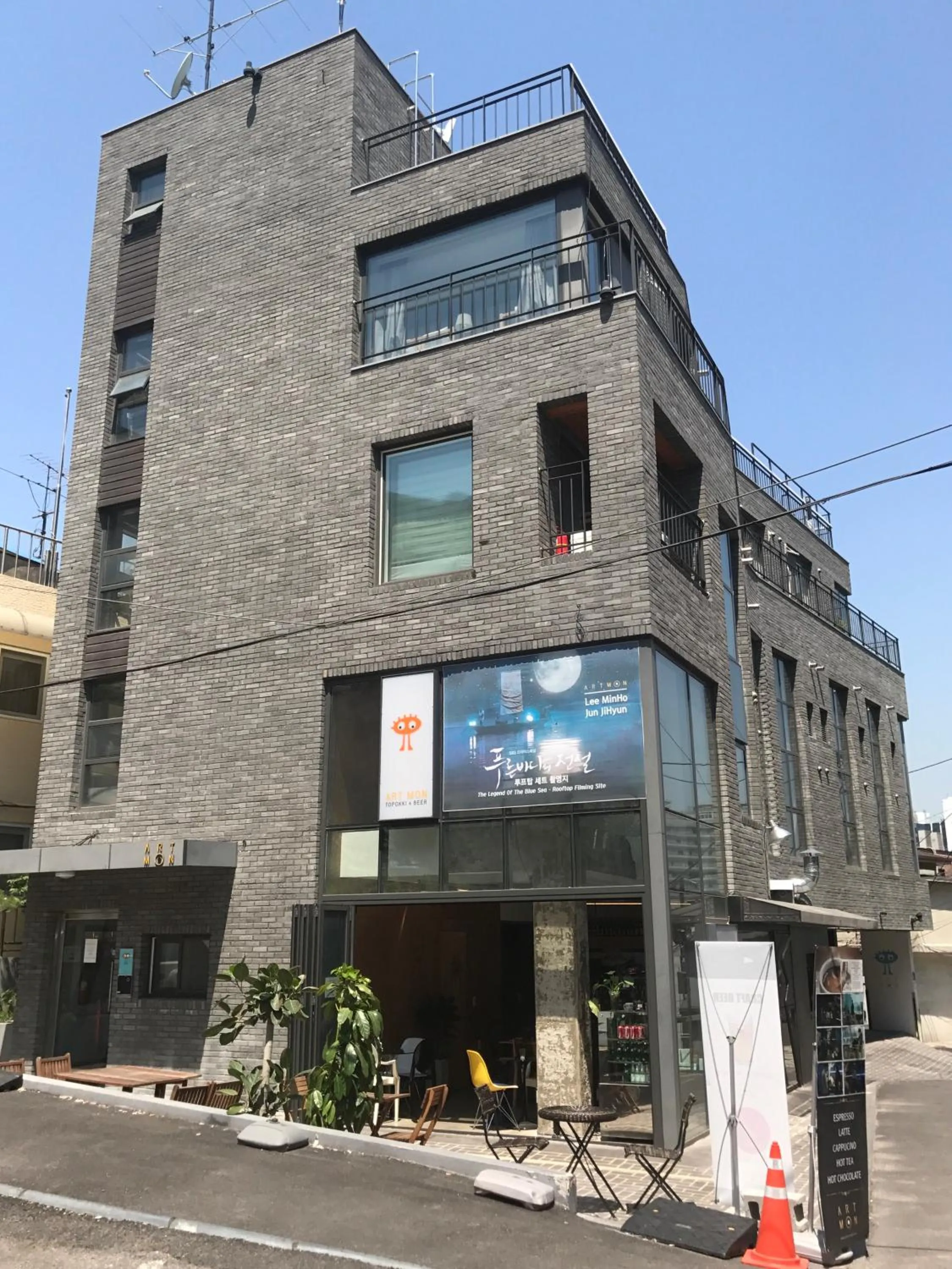 Property building in Myeongdong Artmonstay