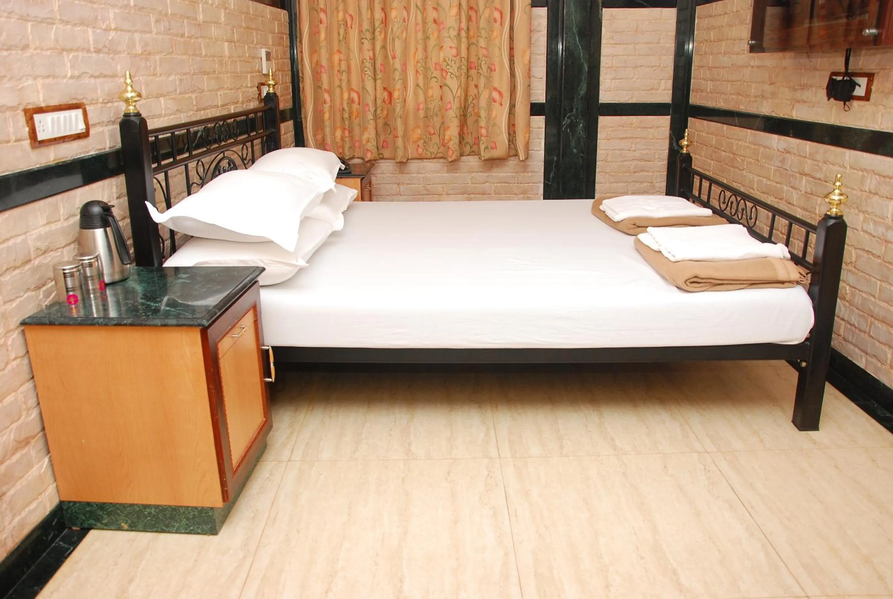 Bedroom, Bed in Hotel Hira