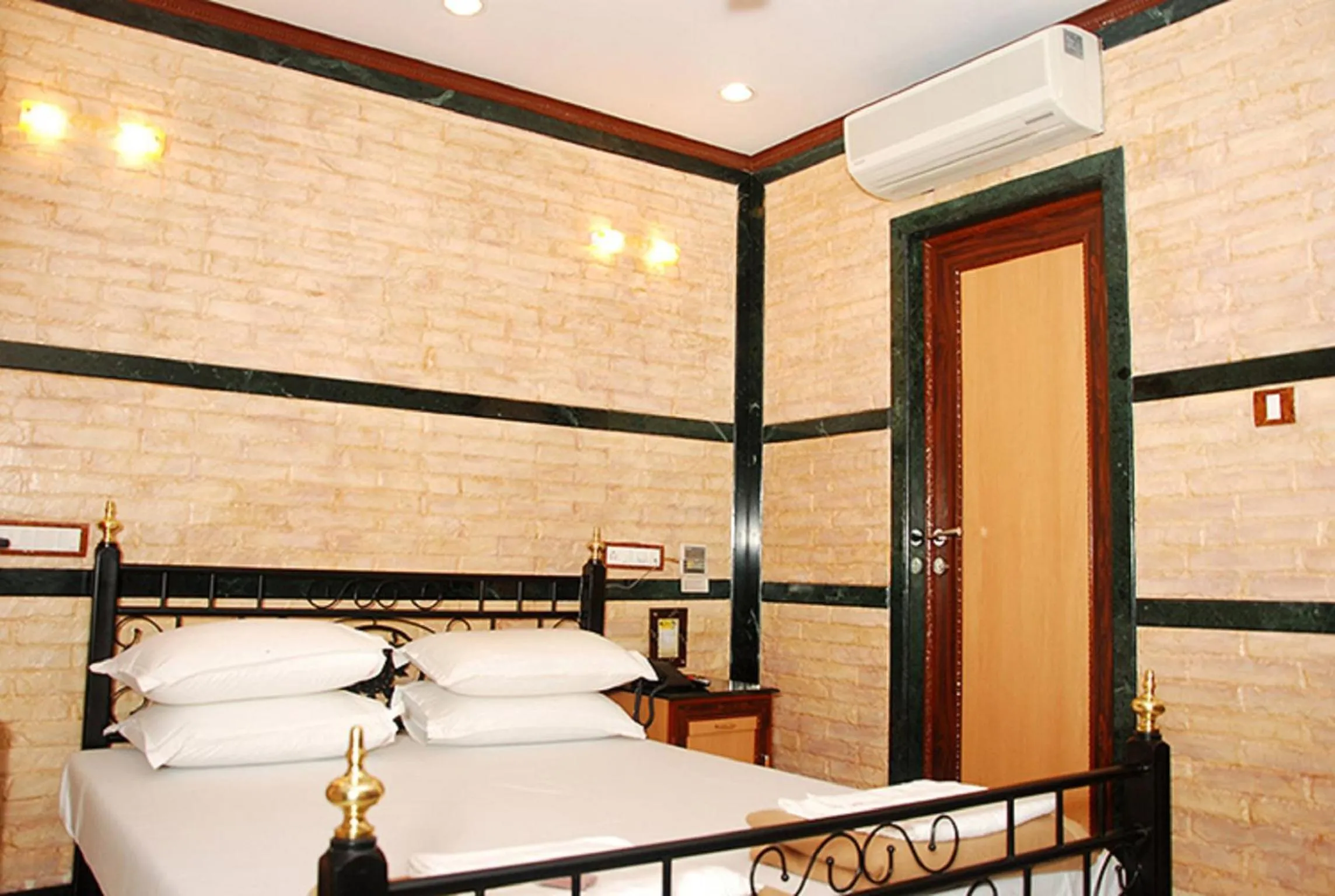 Bedroom, Bed in Hotel Hira