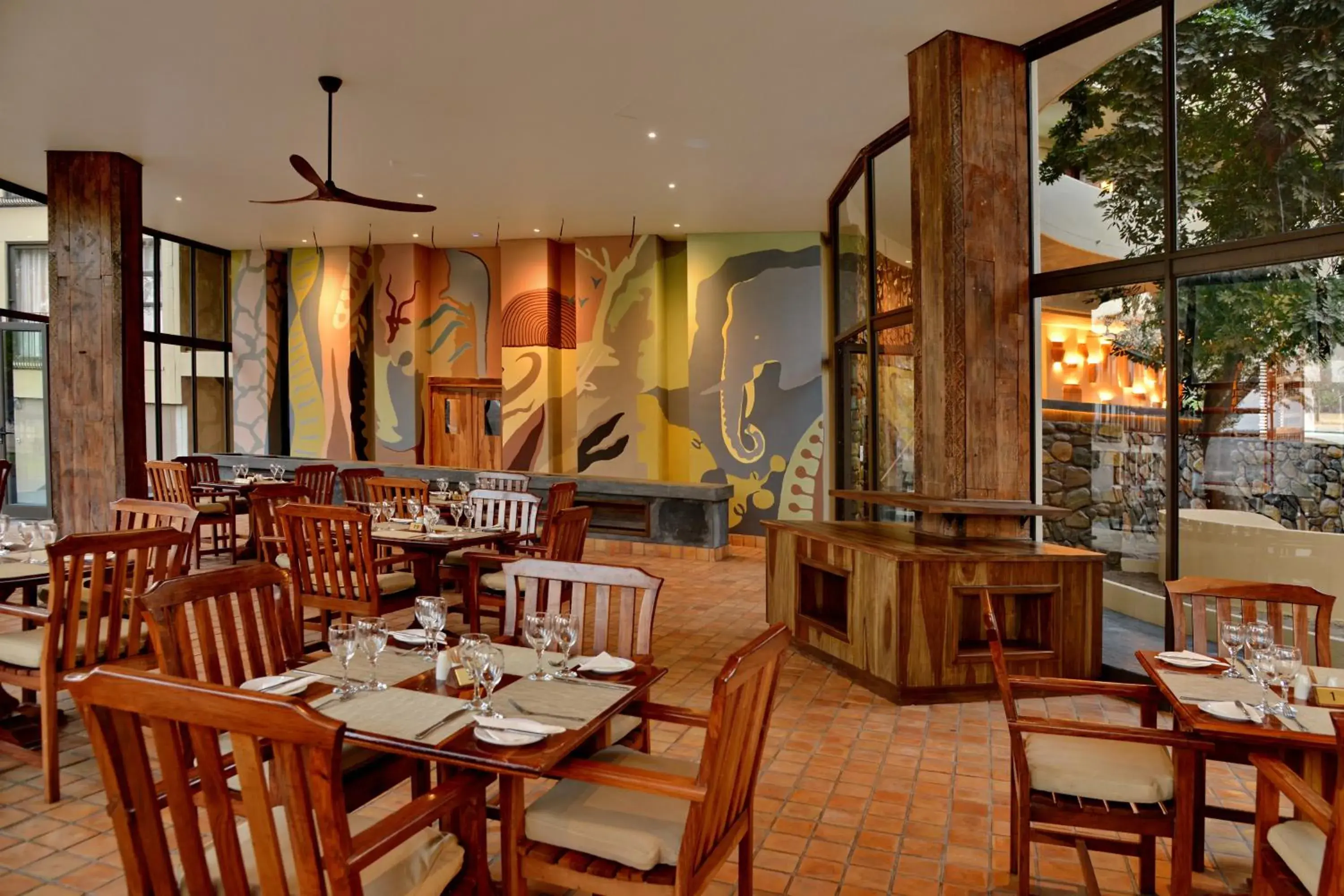 Restaurant/places to eat in Hwange Safari Lodge Restaurant/places to eat in Hwange Safari Lodge