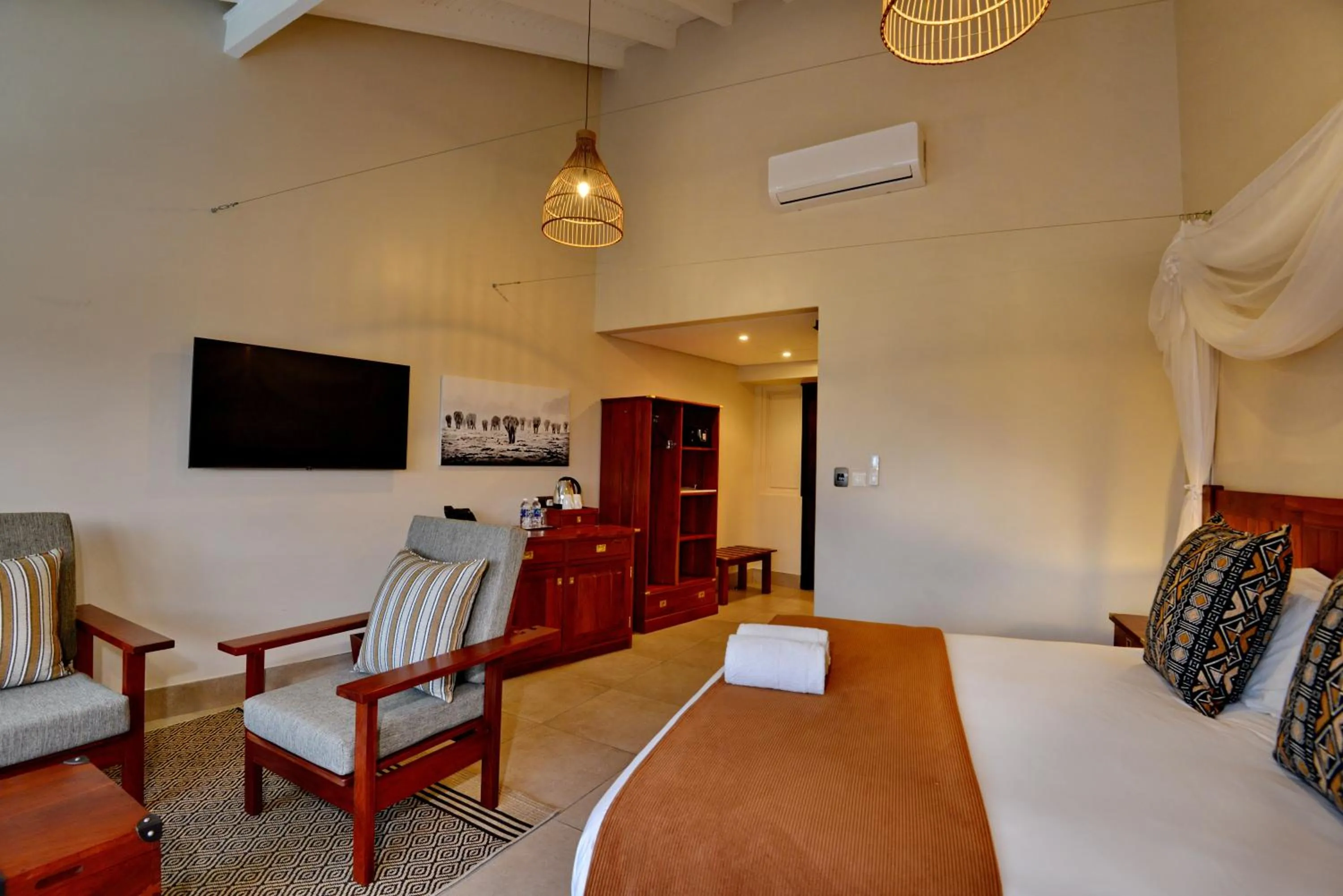 Bedroom, Bed in Hwange Safari Lodge