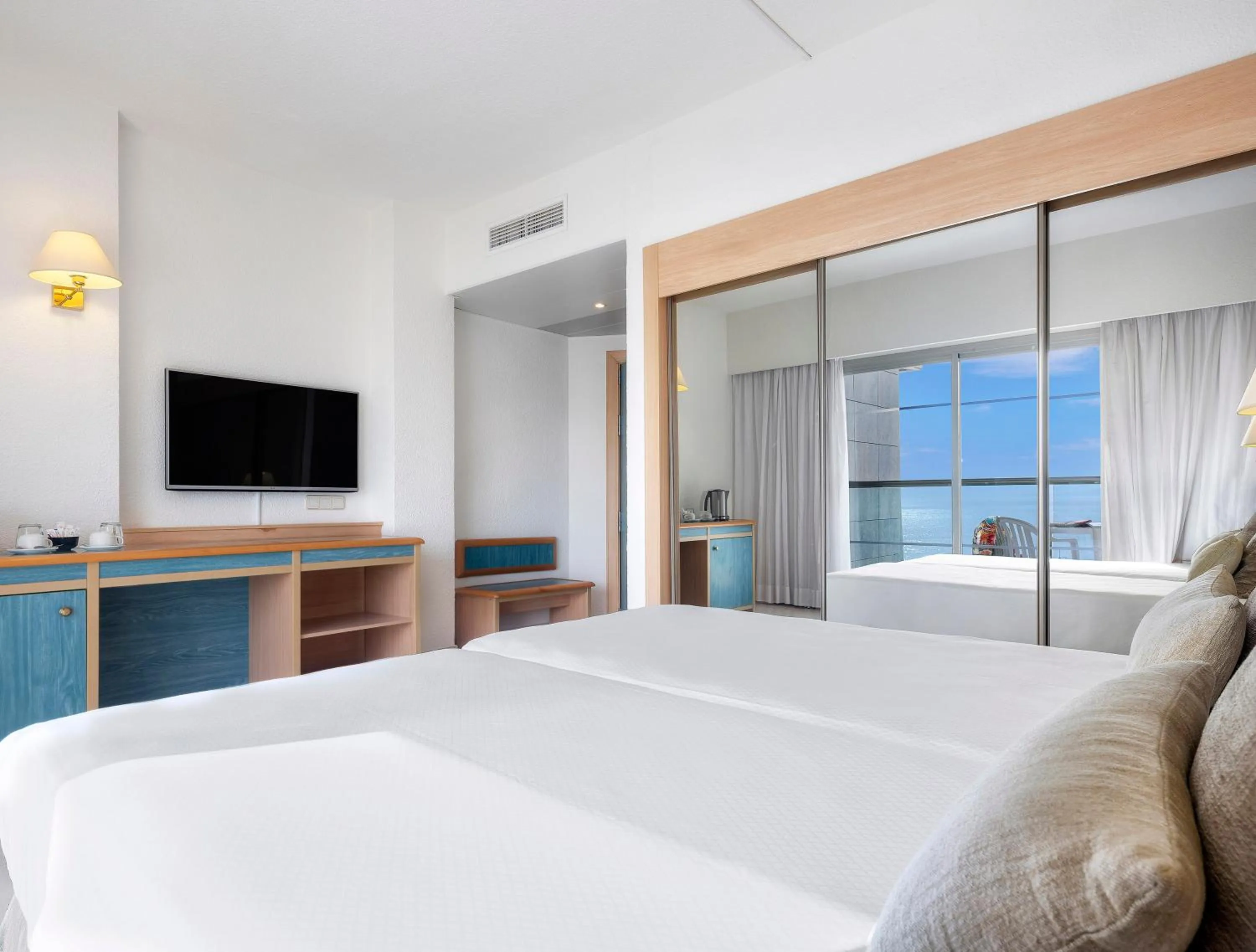 Communal lounge/ TV room, Bed in Sol Principe