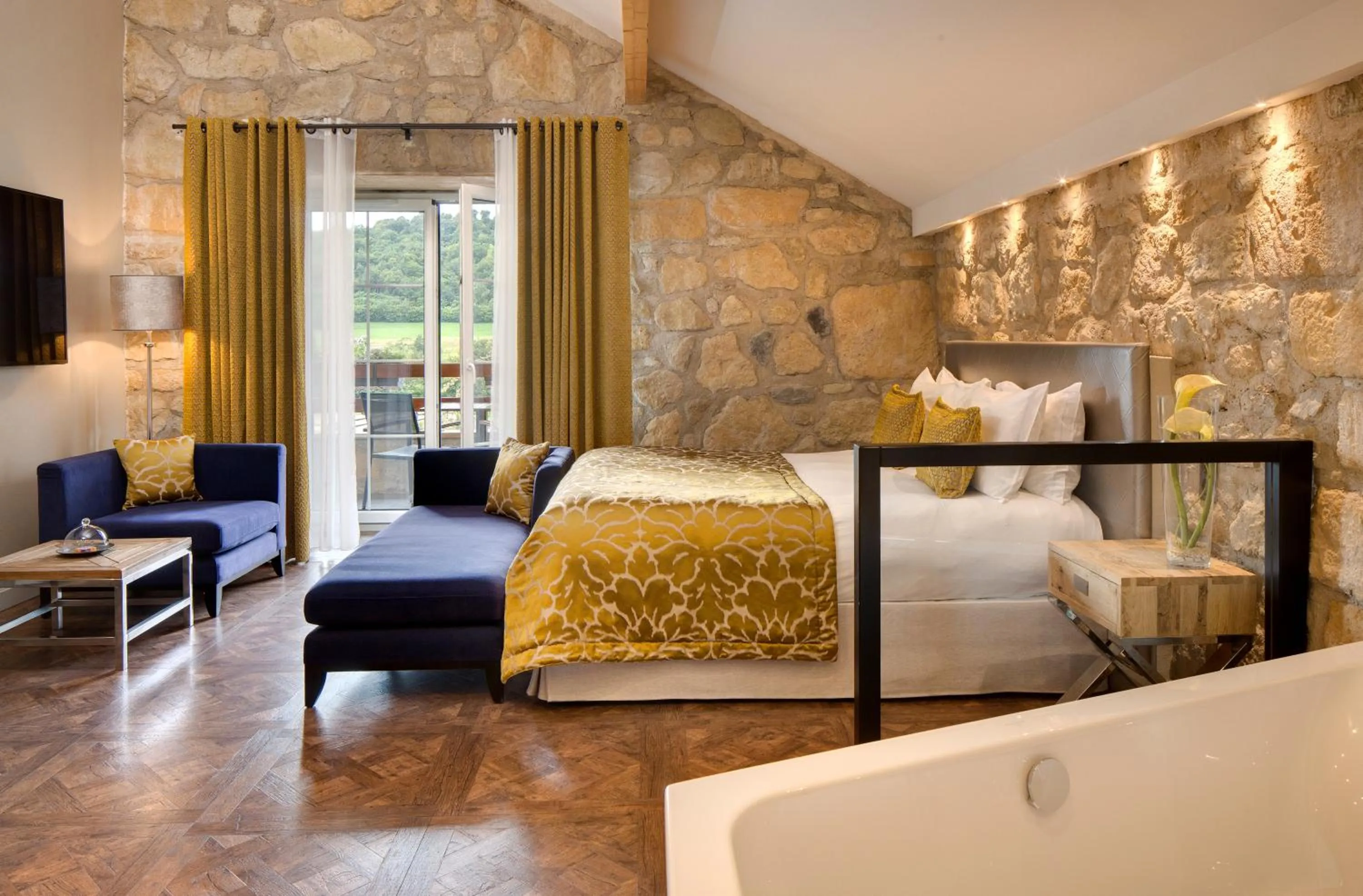Photo of the whole room, Bed in Domaine de la Klauss & Spa, Restaurant Gastronomique Le K