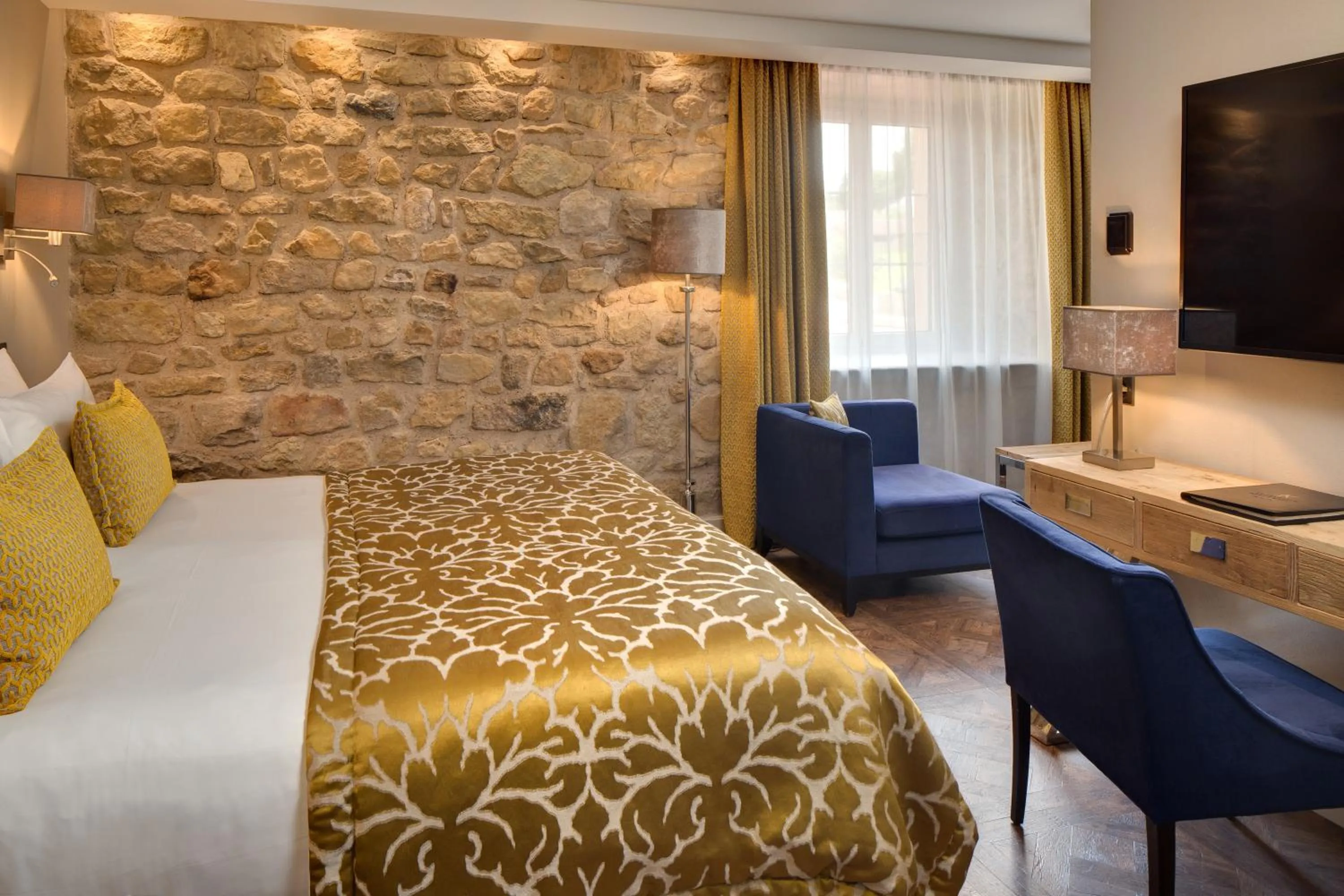 Photo of the whole room, Bed in Domaine de la Klauss & Spa, Restaurant Gastronomique Le K