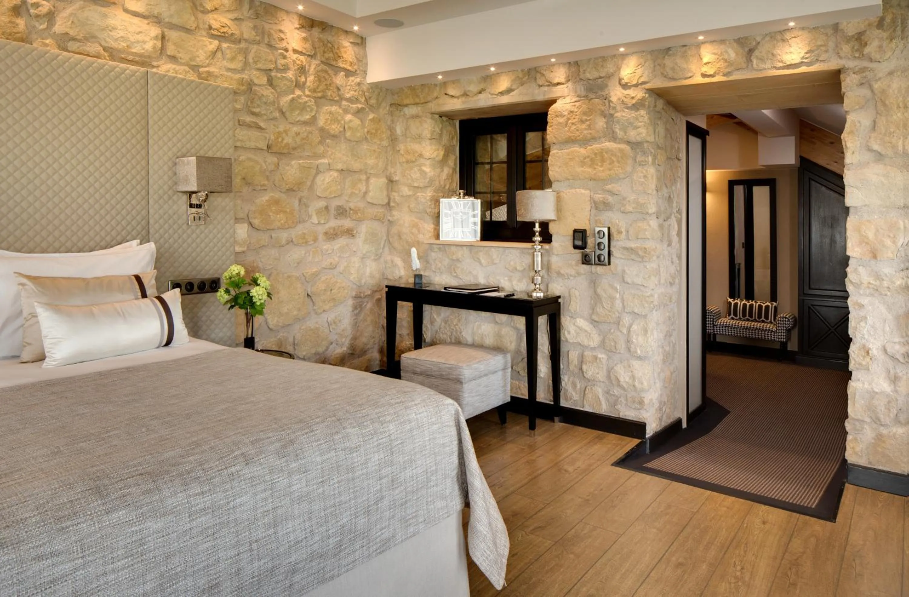 Photo of the whole room, Bed in Domaine de la Klauss & Spa, Restaurant Gastronomique Le K