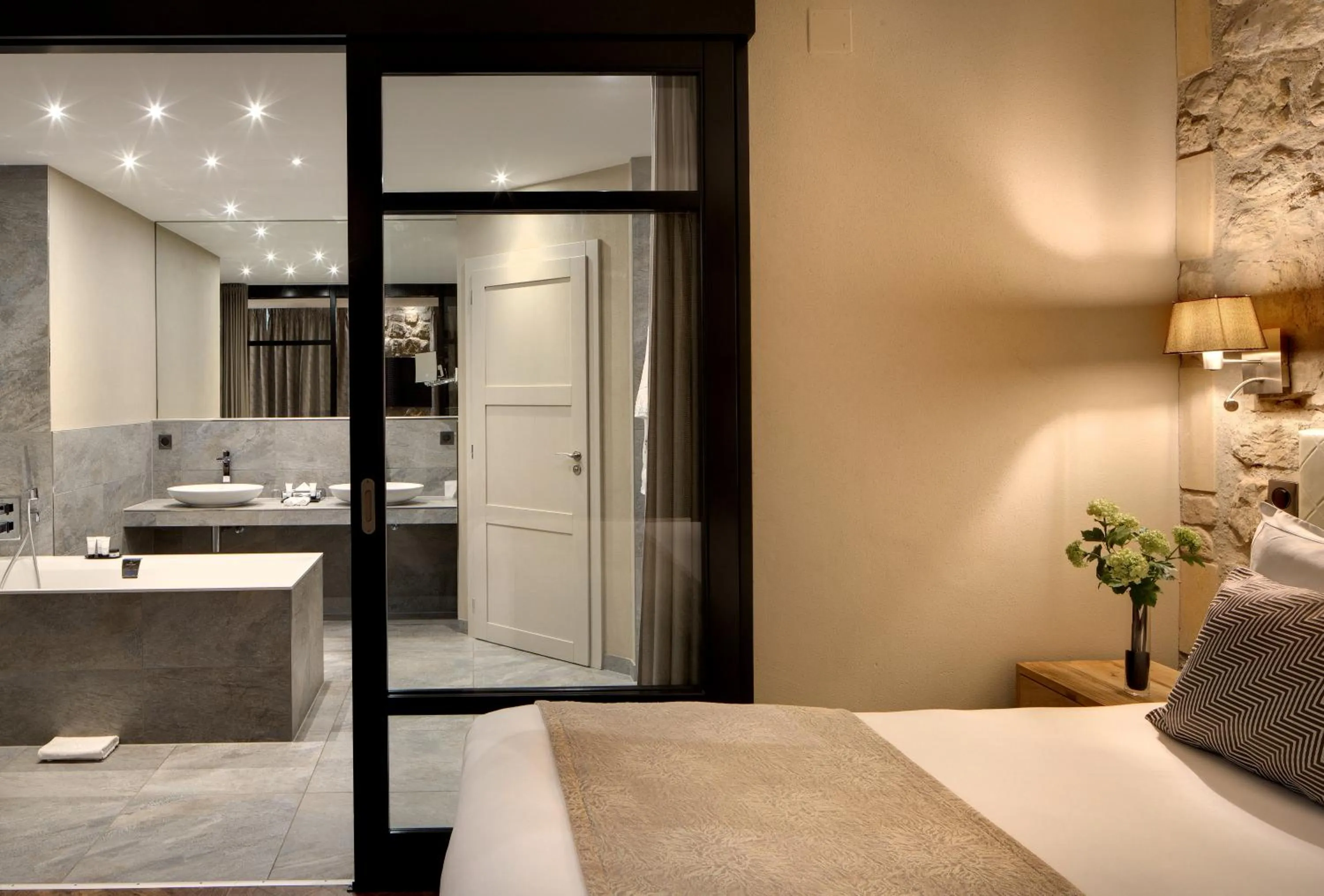 Photo of the whole room, Bed in Domaine de la Klauss & Spa, Restaurant Gastronomique Le K