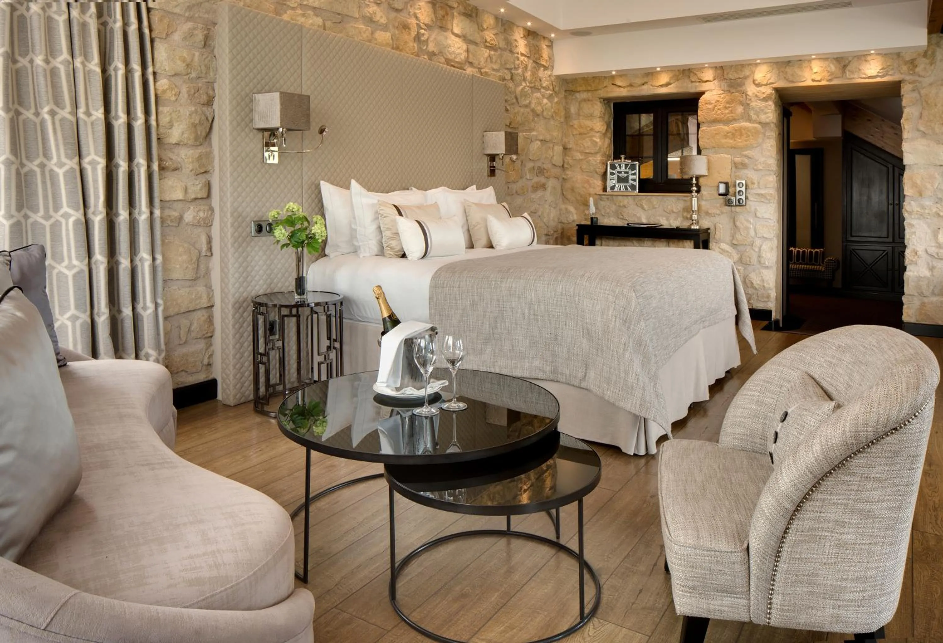 Photo of the whole room, Bed in Domaine de la Klauss & Spa, Restaurant Gastronomique Le K