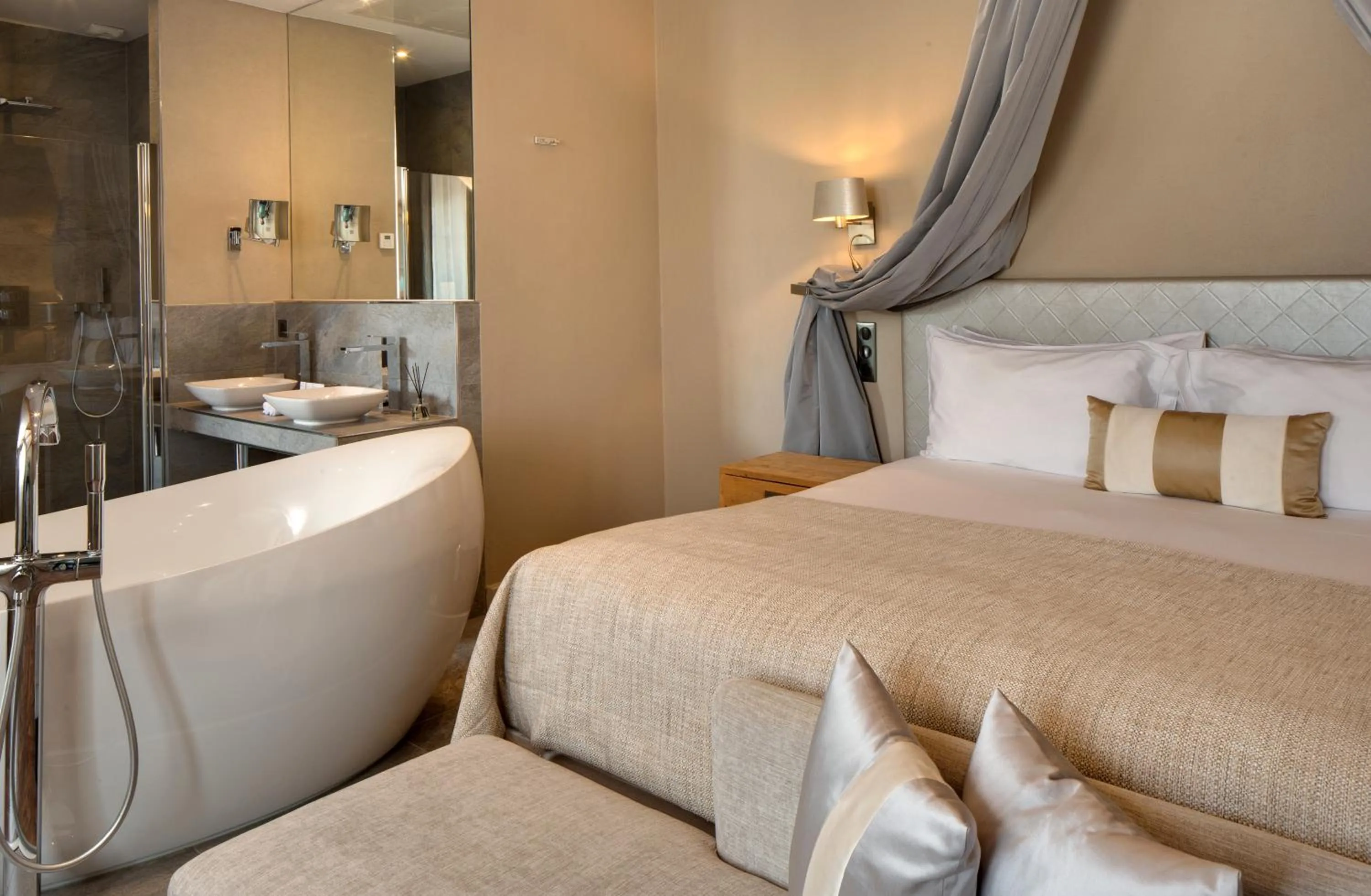 Photo of the whole room, Bed in Domaine de la Klauss & Spa, Restaurant Gastronomique Le K