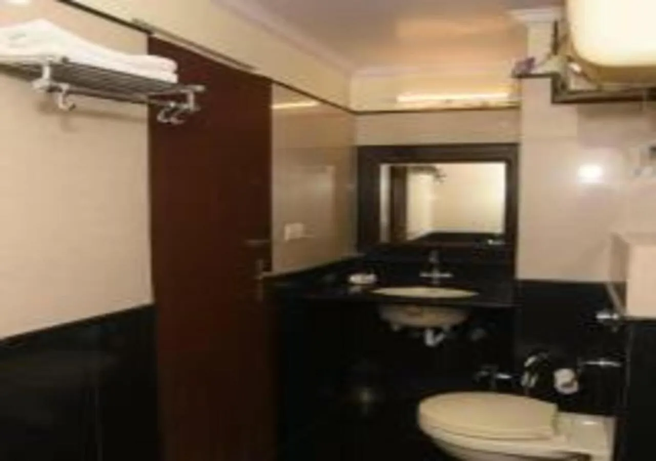 Bathroom in Hotel Rajhans International