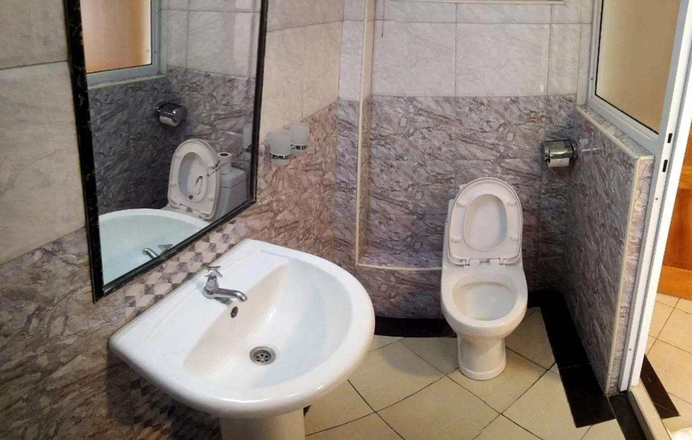 Toilet in Astorian Grand Hotel Naivasha