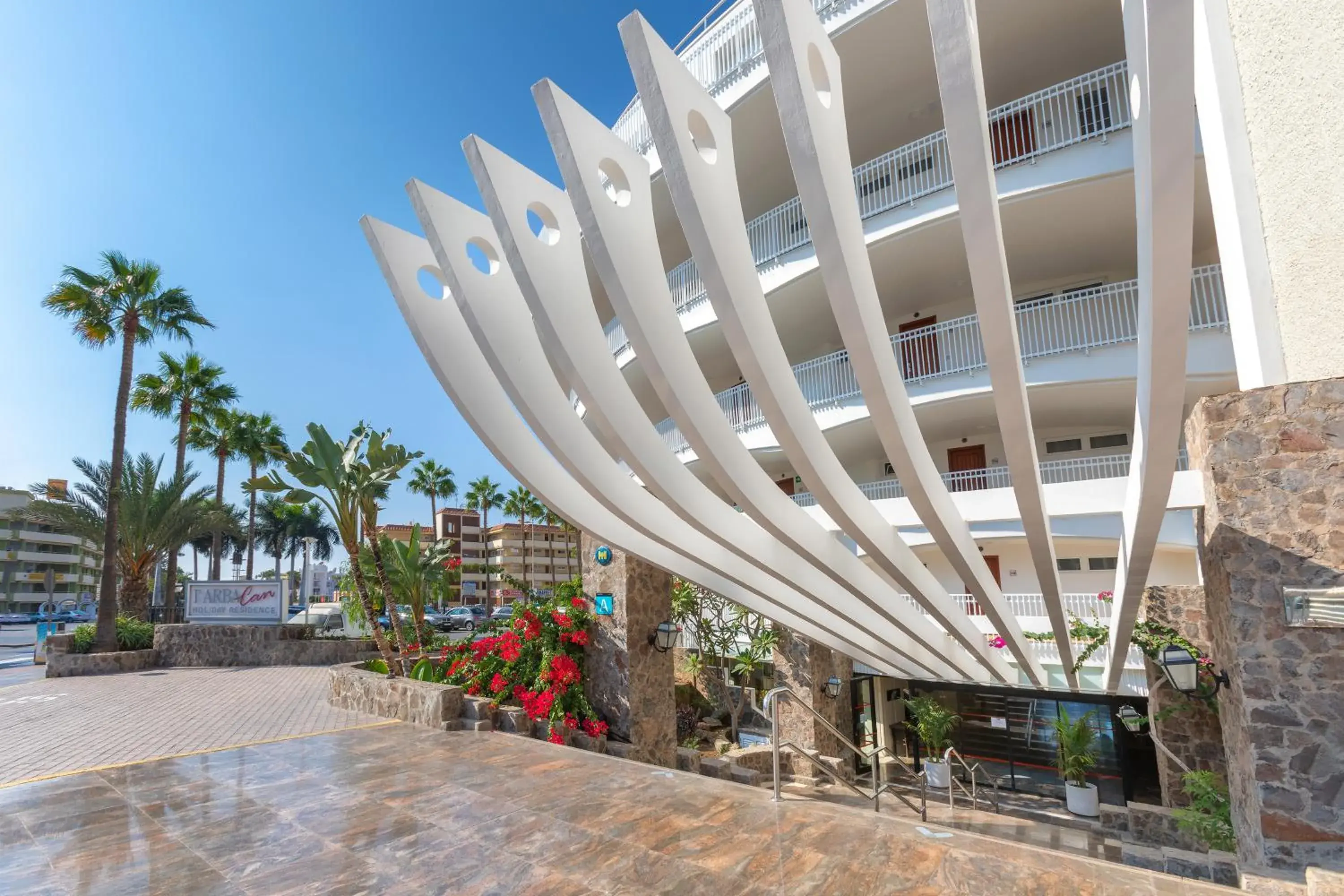 Facade/entrance in Sol Barbacan Facade/entrance in Sol Barbacan