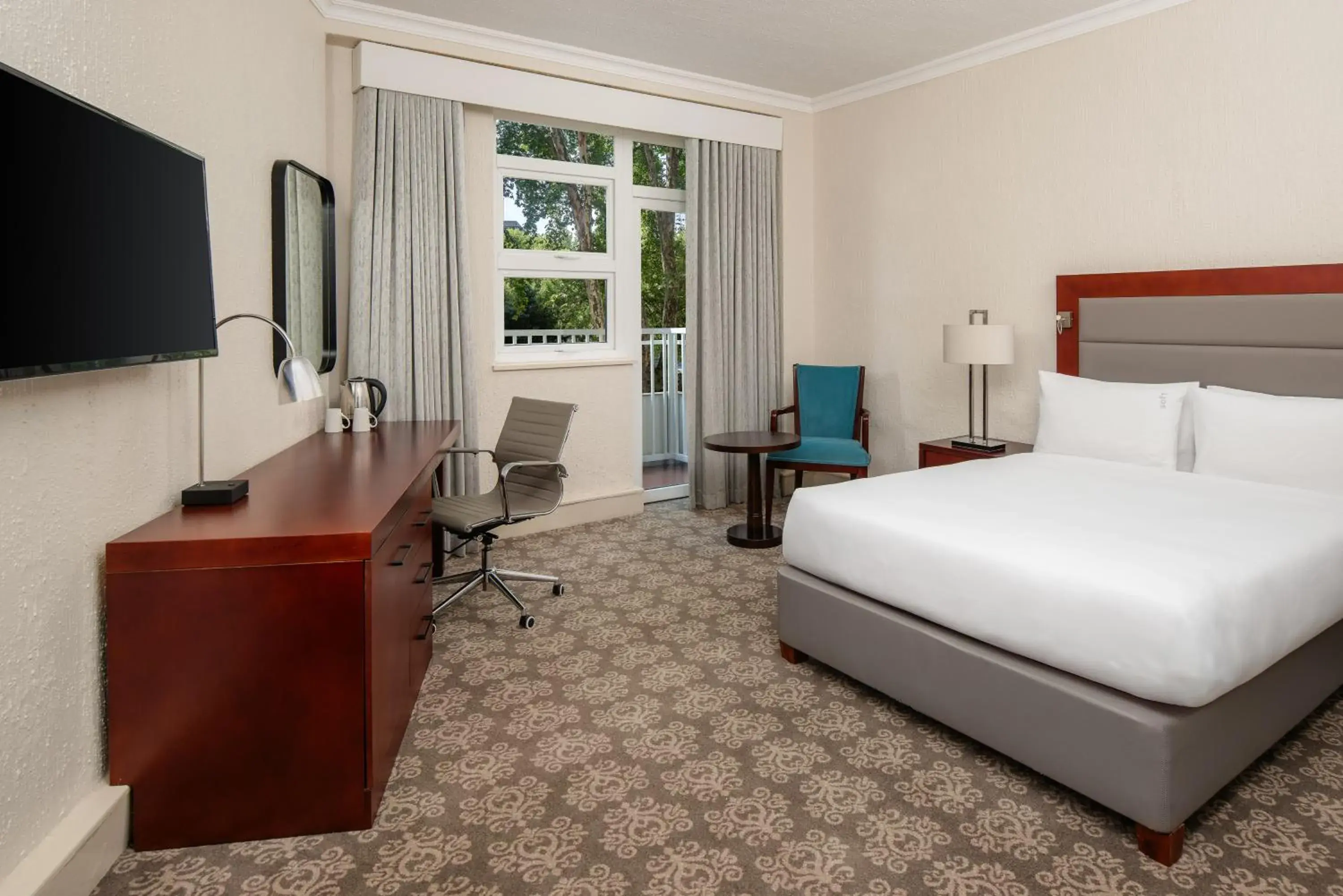 Bedroom, Bed in Holiday Inn - Johannesburg Sunnyside Park by IHG Bedroom, Bed in Holiday Inn - Johannesburg Sunnyside Park by IHG