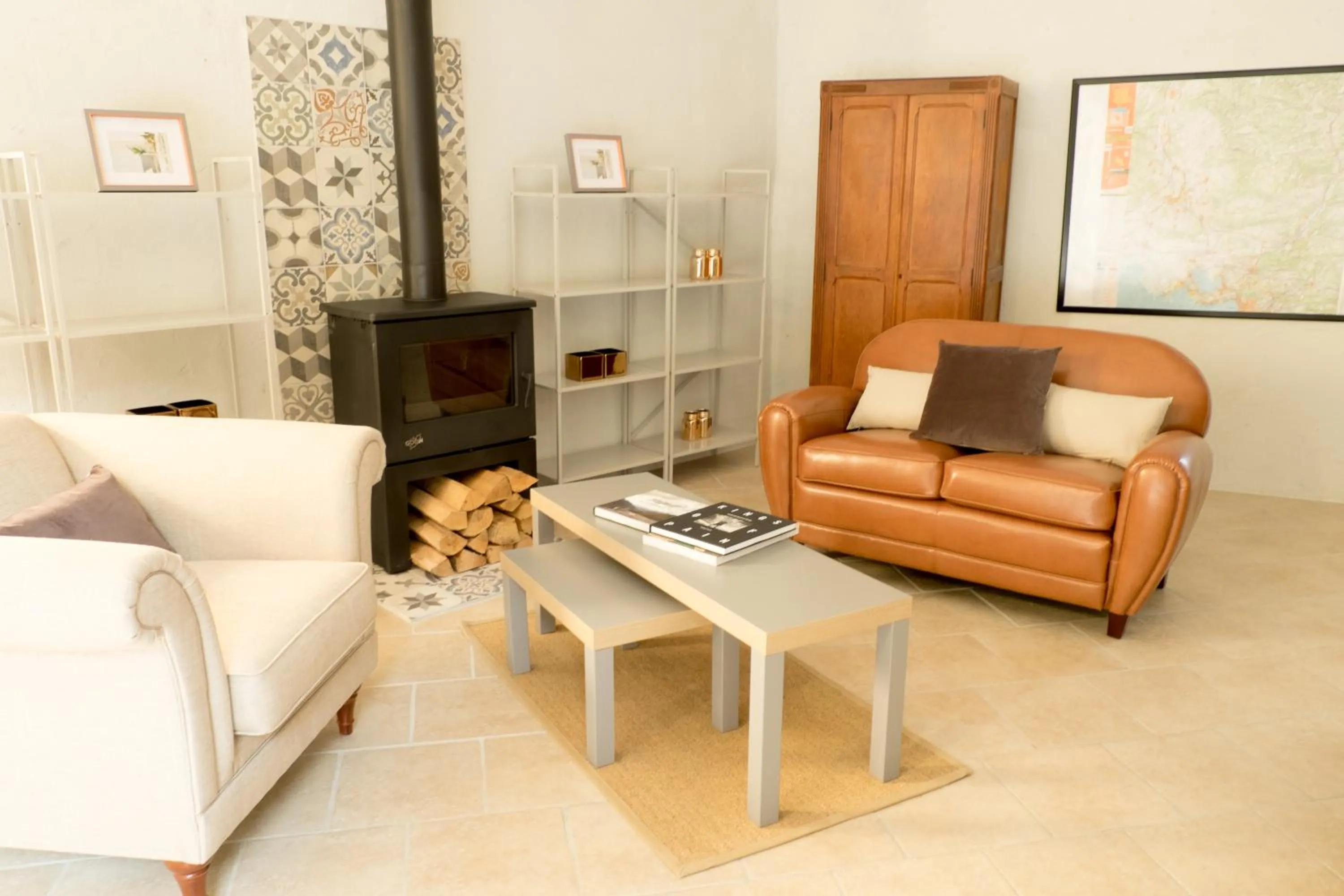 Communal lounge/ TV room in La Ferme Des Belugues