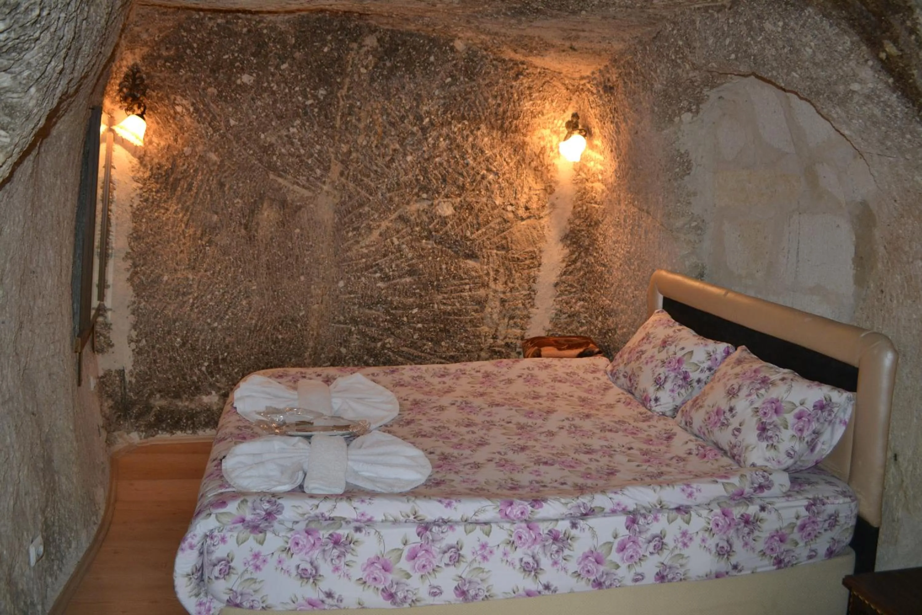 Shower, Bed in Coco Cave