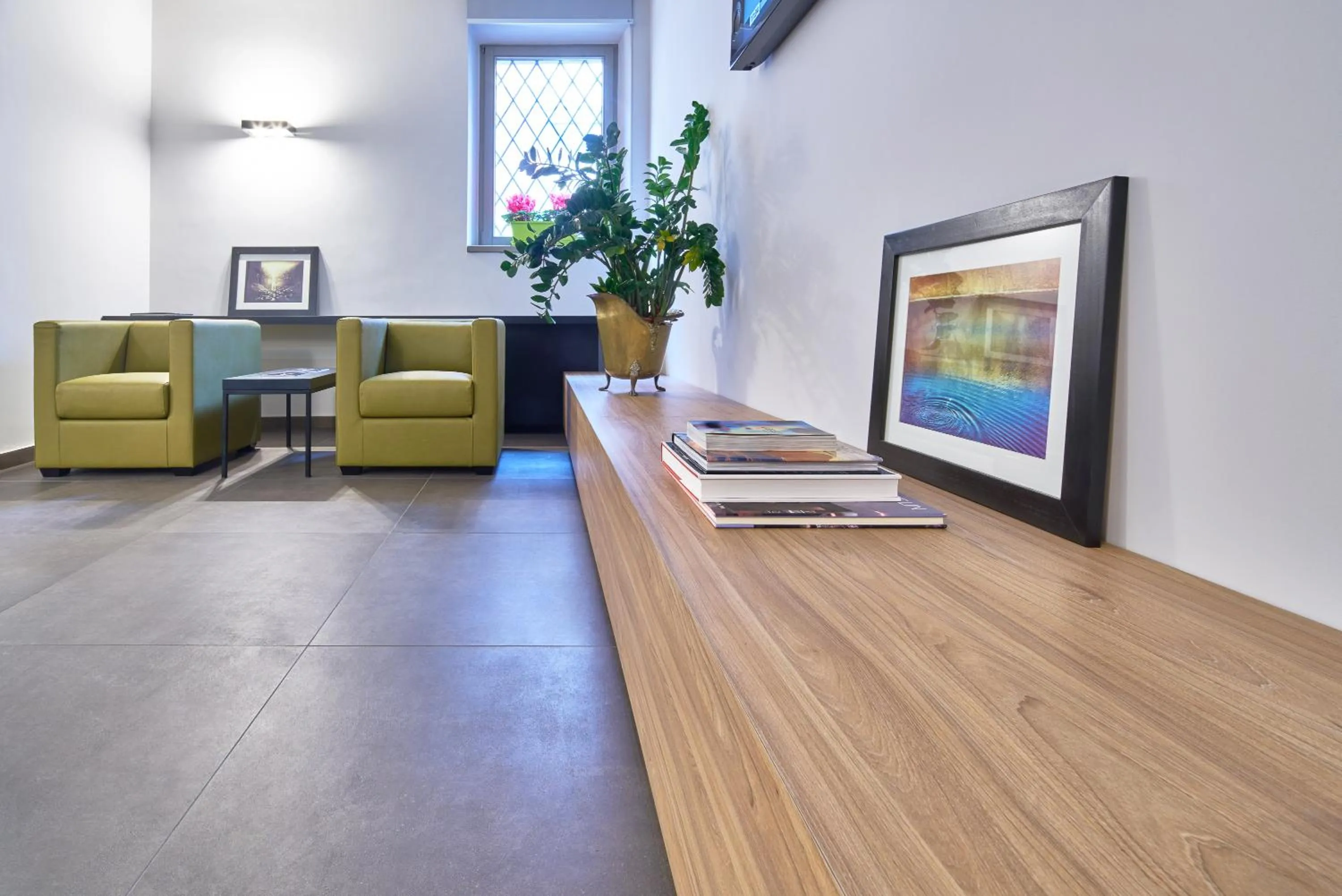 Communal lounge/ TV room in Smart Hotel