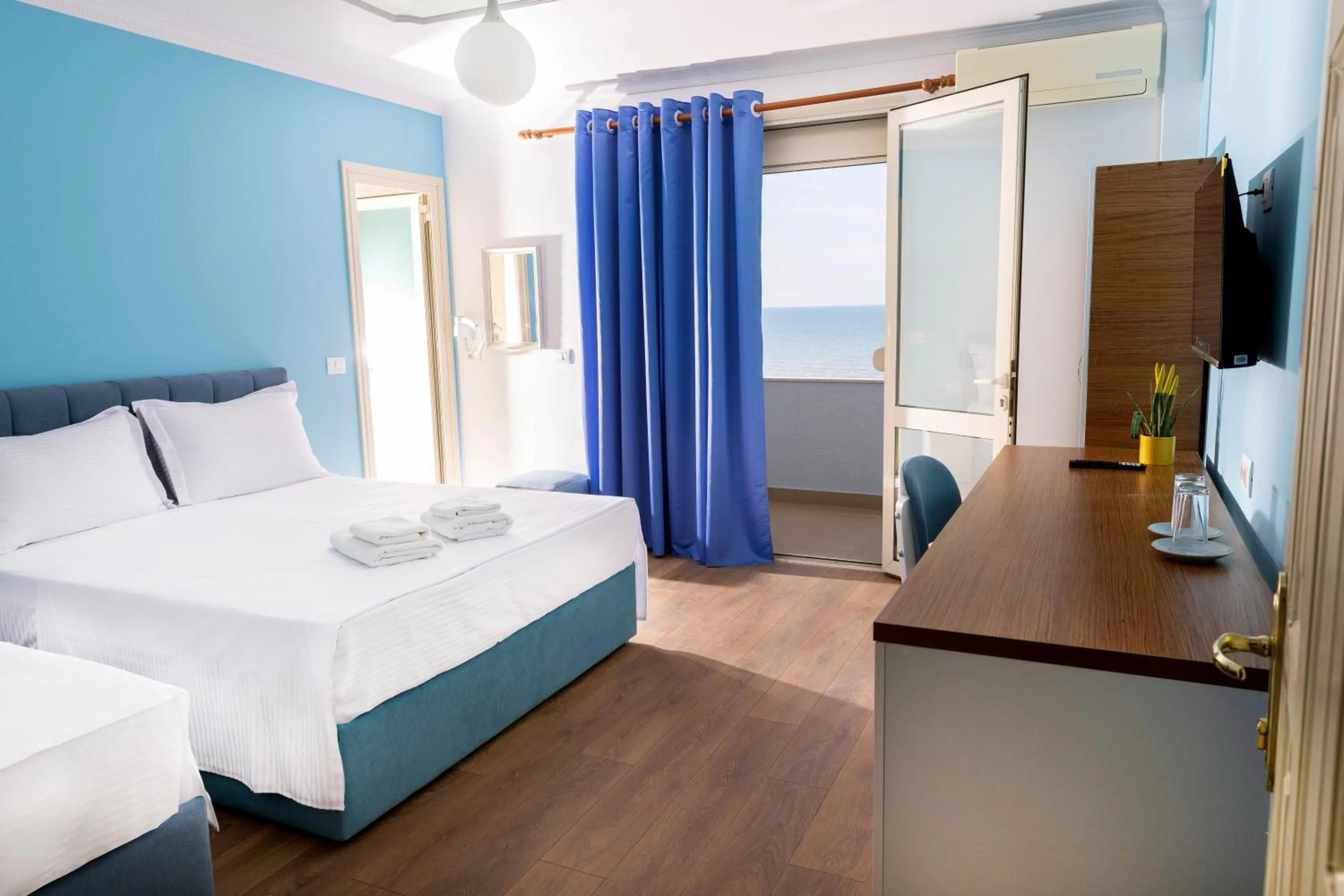Standard Triple Room with Sea View in Hotel Vila MAX