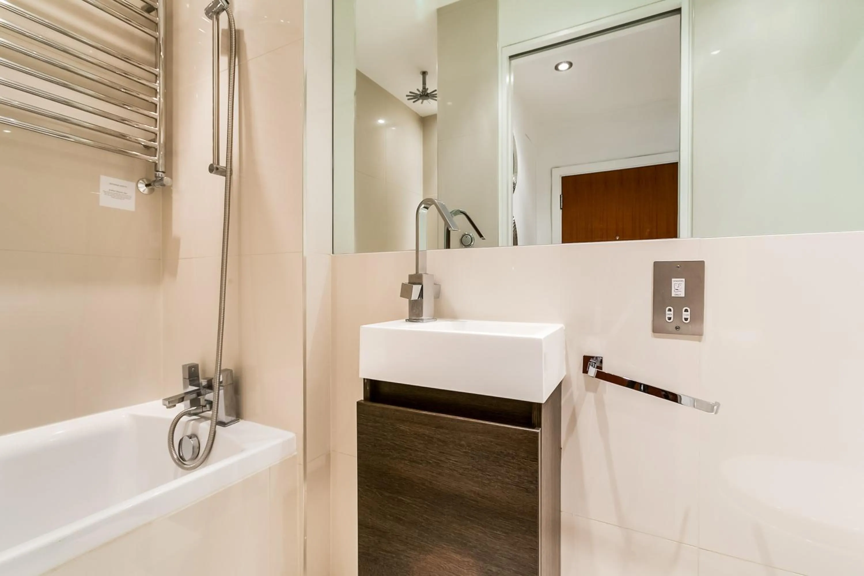 Bathroom in Nell Gwynn Chelsea Accommodation