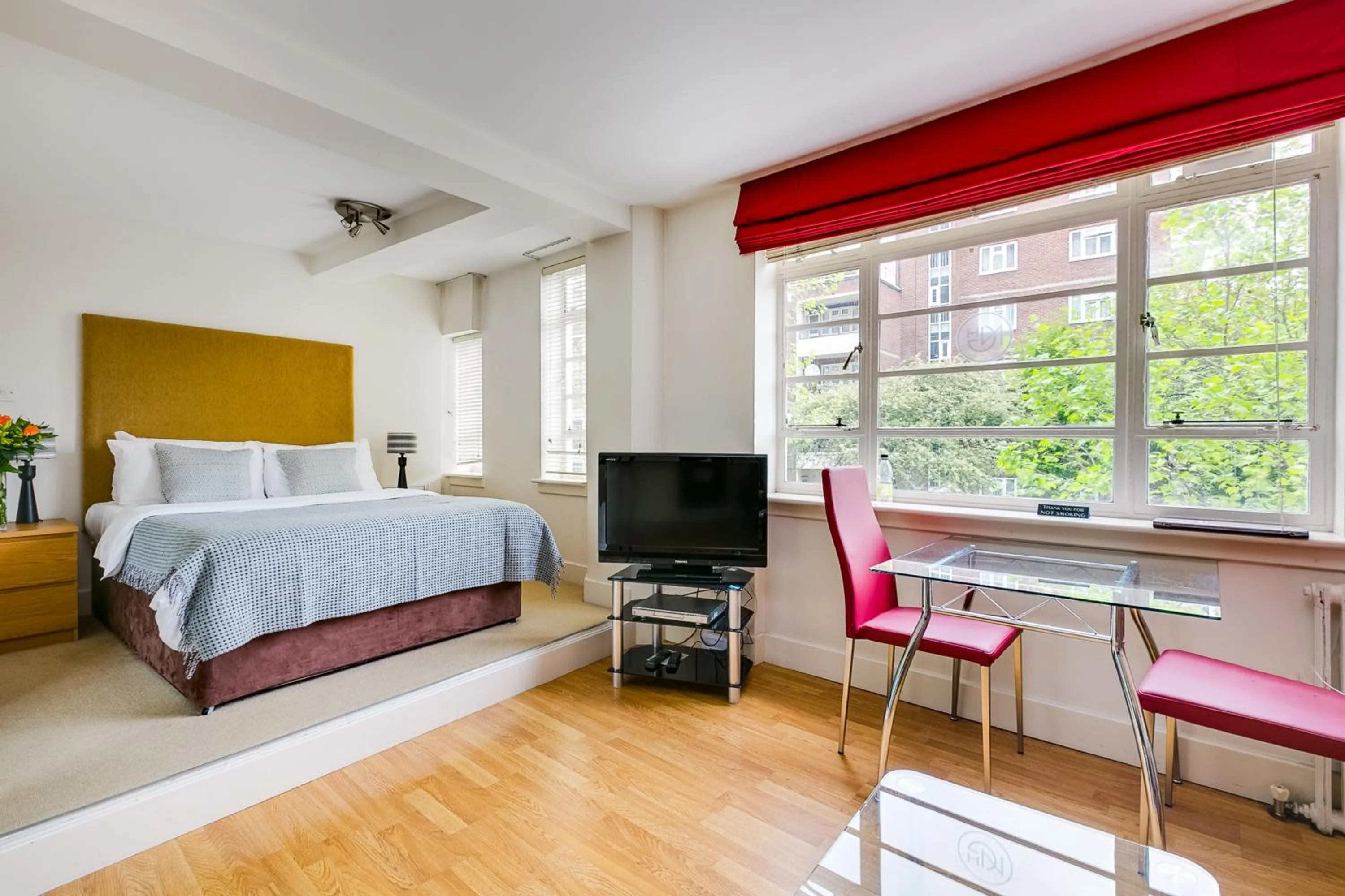 Dining area, Bed in Nell Gwynn Chelsea Accommodation