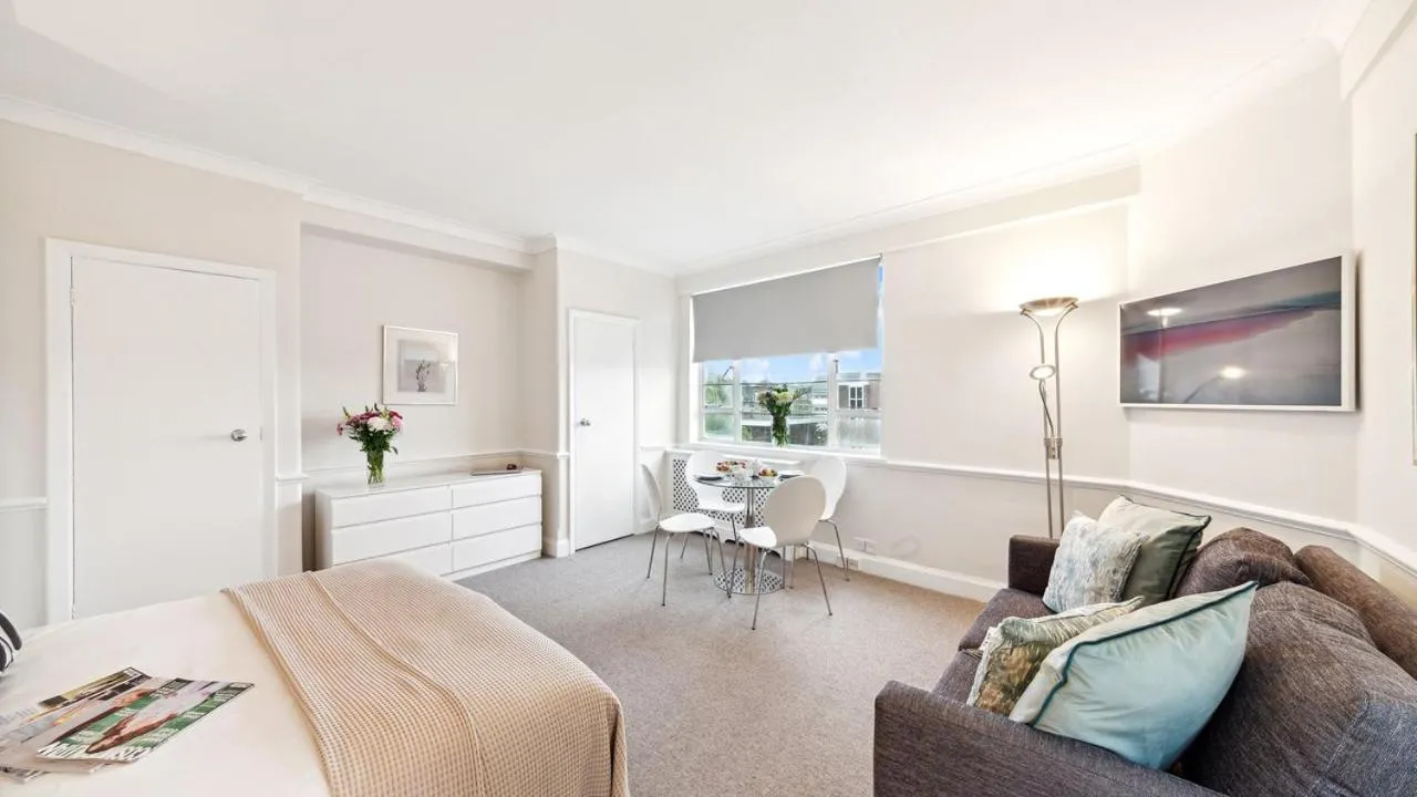 Bed in Nell Gwynn Chelsea Accommodation